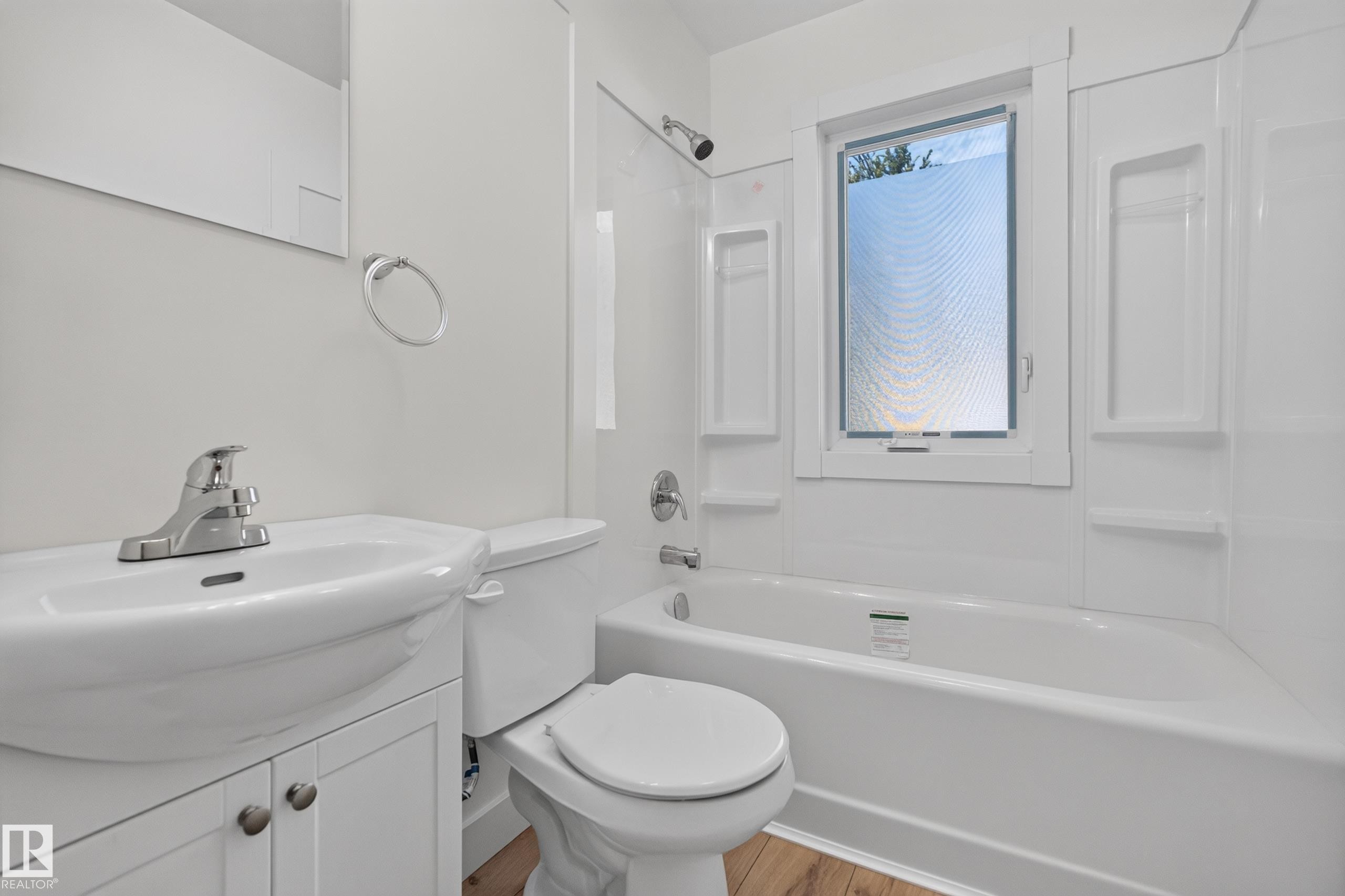 12306 95 Street Nw, Edmonton, AB - Indoor Photo Showing Bathroom