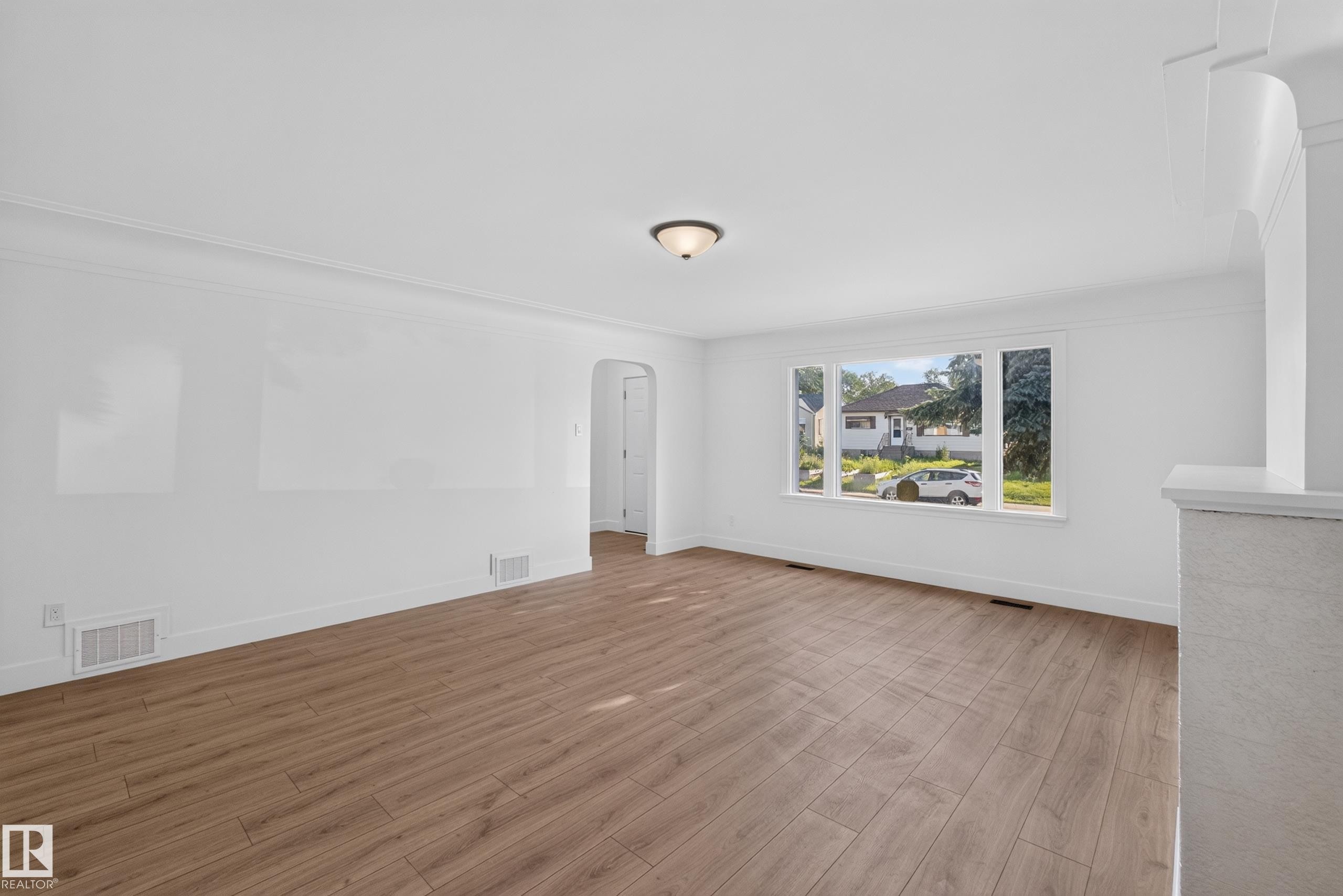 12306 95 Street Nw, Edmonton, AB - Indoor