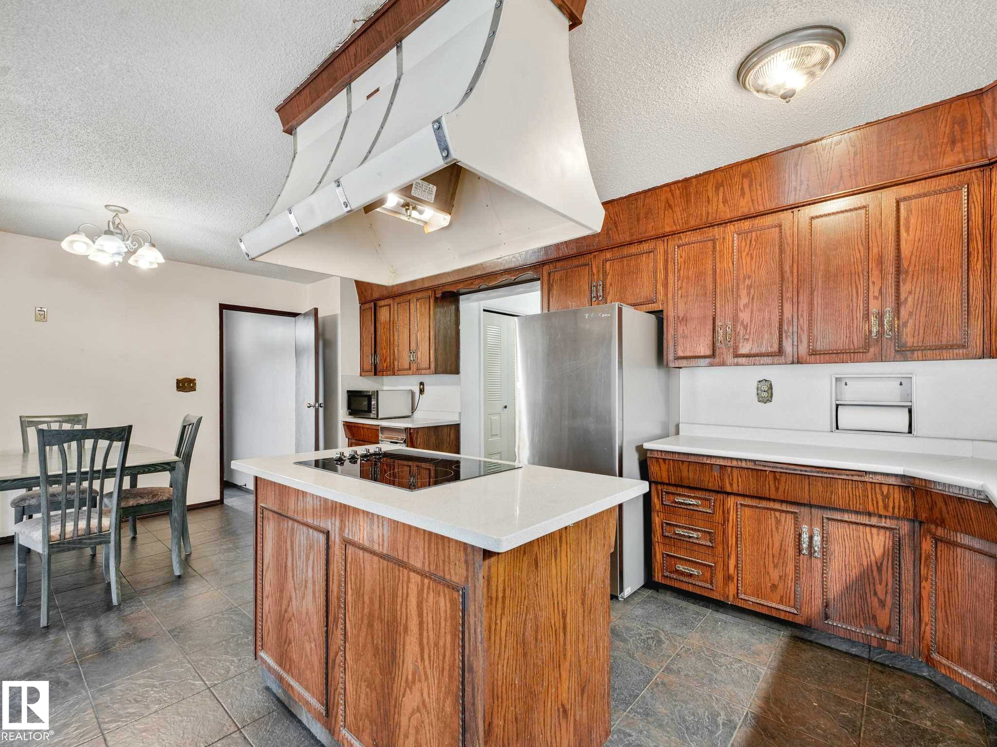 11056 166 Avenue Nw, Edmonton, AB