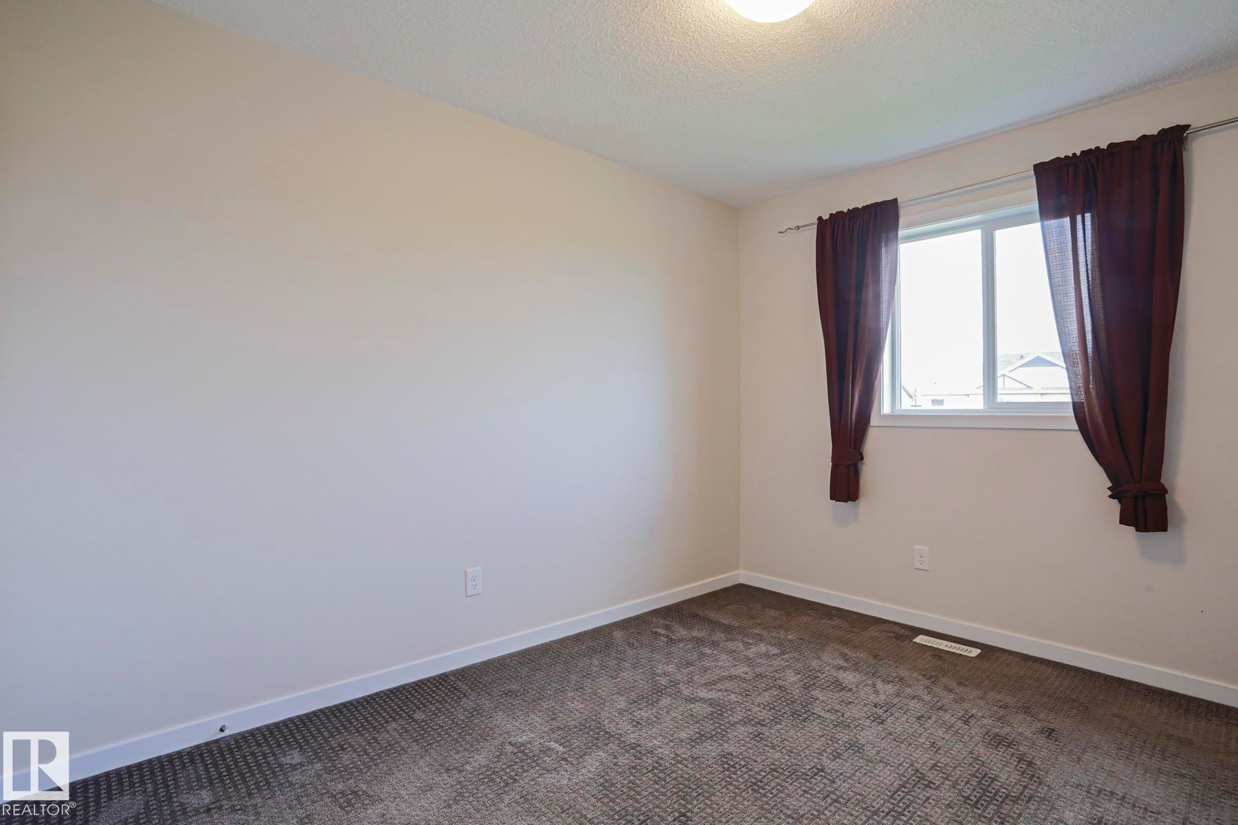 Neutral-toned wall paint, white trim, and light gray patterned carpeting - 308 Watt Boulevard Sw, Edmonton, AB - Indoor Photo Showing Other Room