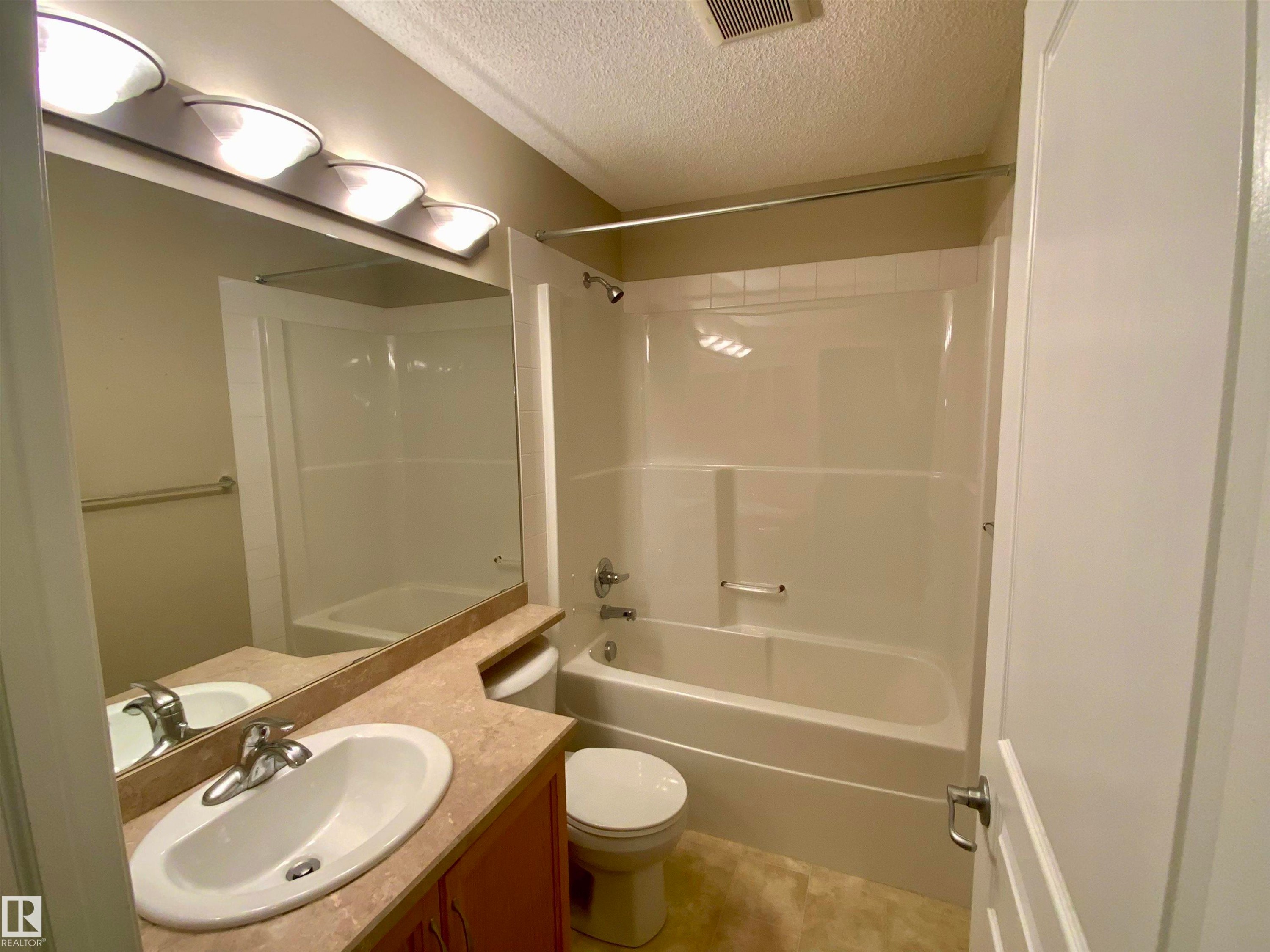 #140 16035 132 St Nw, Edmonton, AB - Indoor Photo Showing Bathroom