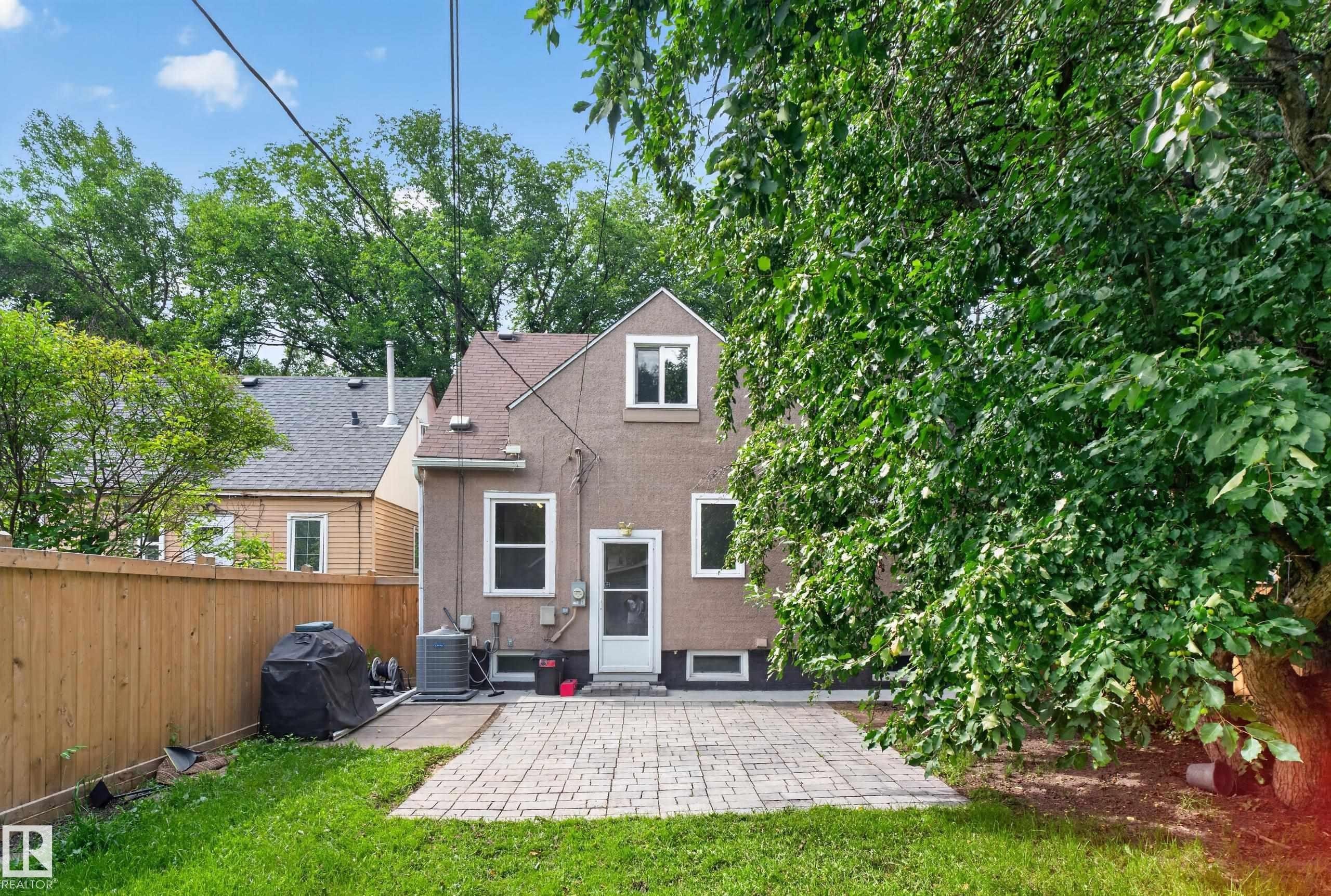 Expansive backyard with a manicured lawn - 11549 88 Street Nw, Edmonton, AB - Outdoor