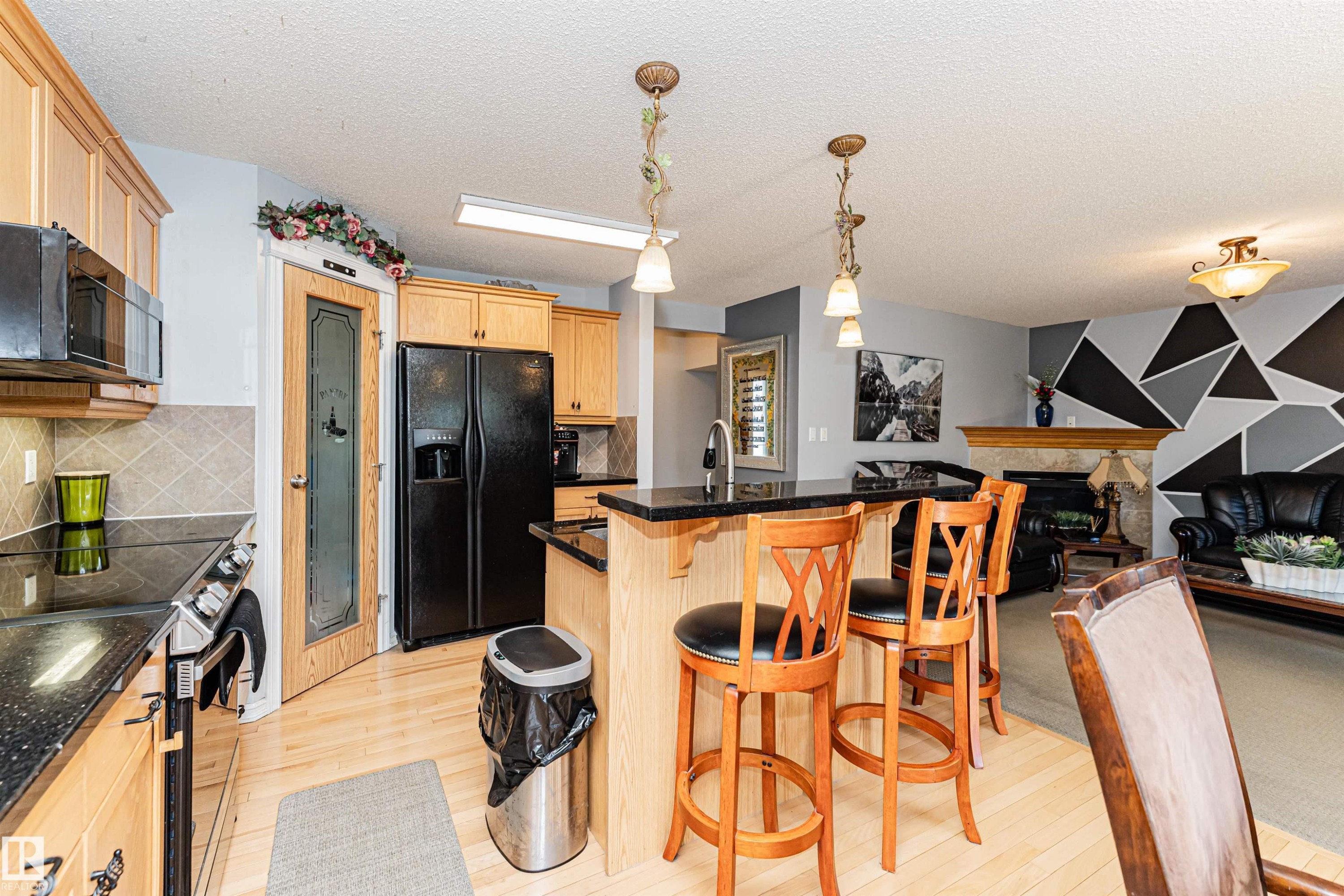 2727 Miles Place Sw, Edmonton, AB - Indoor Photo Showing Kitchen