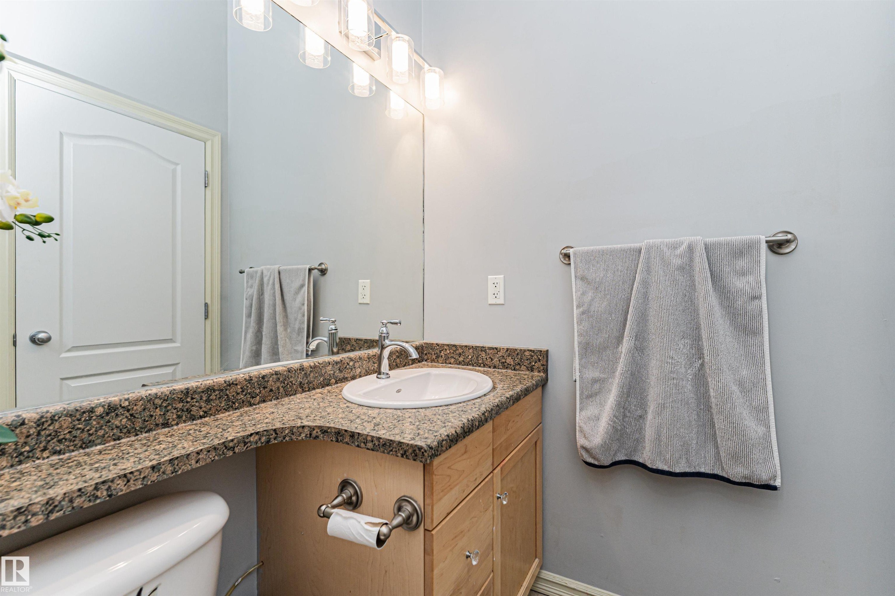2727 Miles Place Sw, Edmonton, AB - Indoor Photo Showing Bathroom