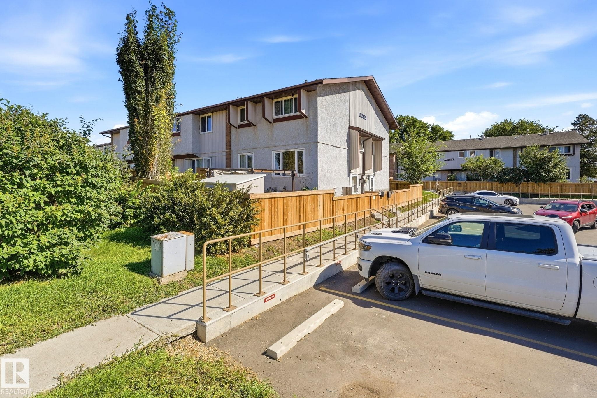 #1 14235 82 St Nw, Edmonton, AB - Outdoor