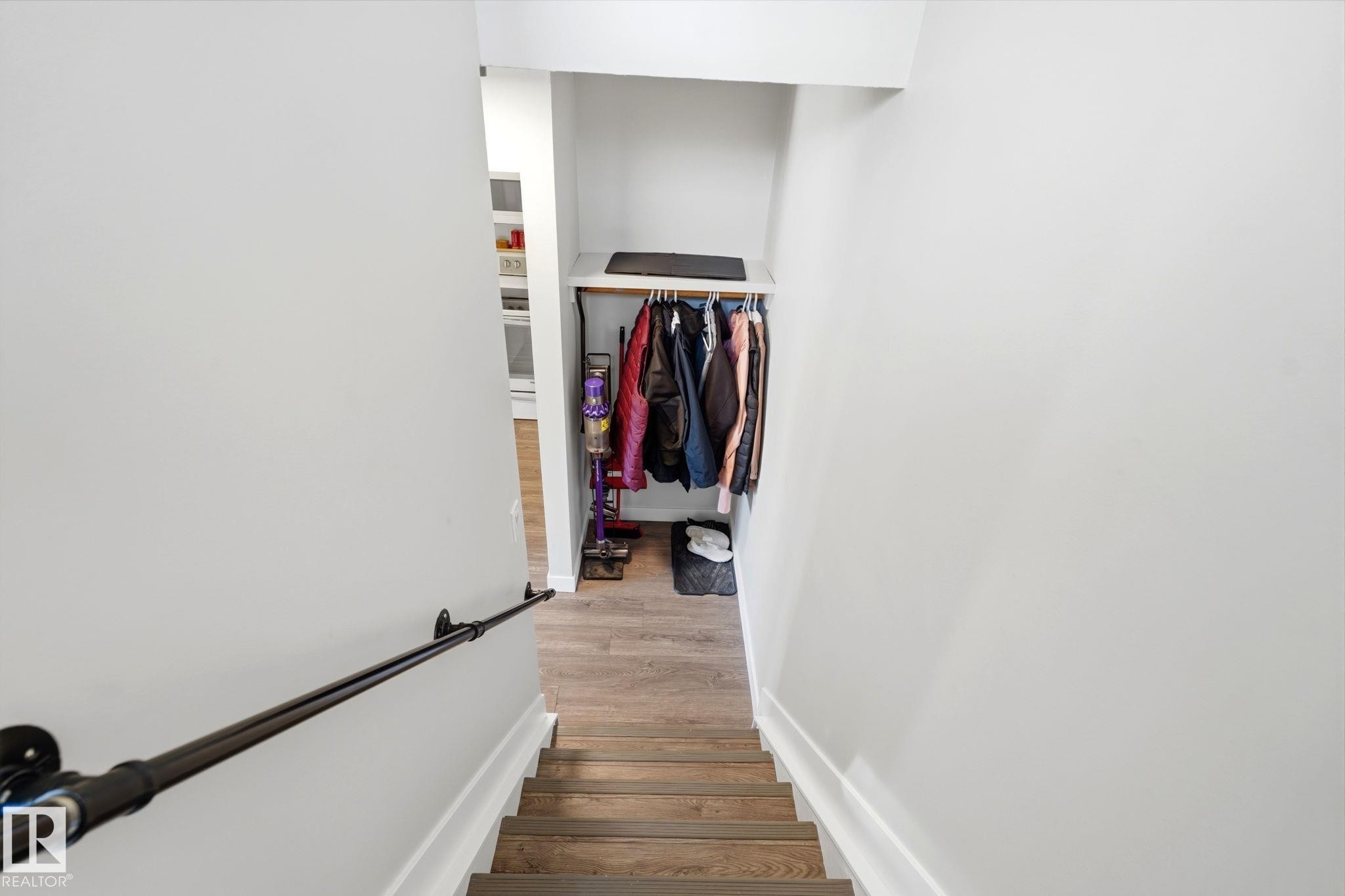 #1 14235 82 St Nw, Edmonton, AB - Indoor Photo Showing Other Room