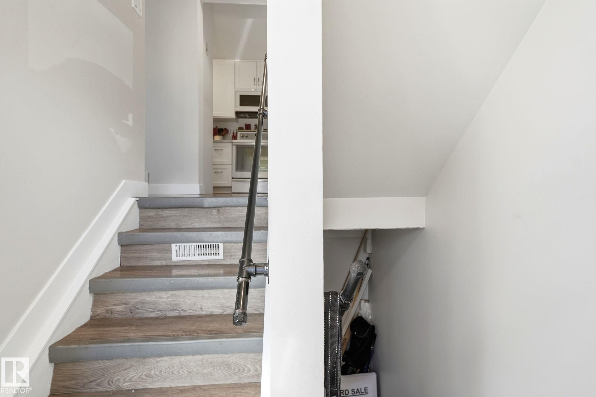 #1 14235 82 St Nw, Edmonton, AB - Indoor Photo Showing Other Room