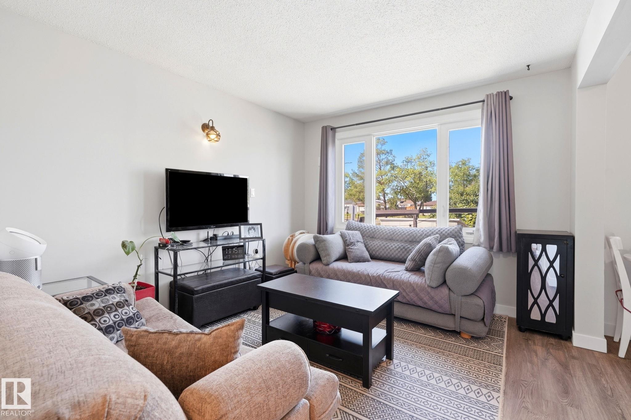#1 14235 82 St Nw, Edmonton, AB - Indoor Photo Showing Living Room