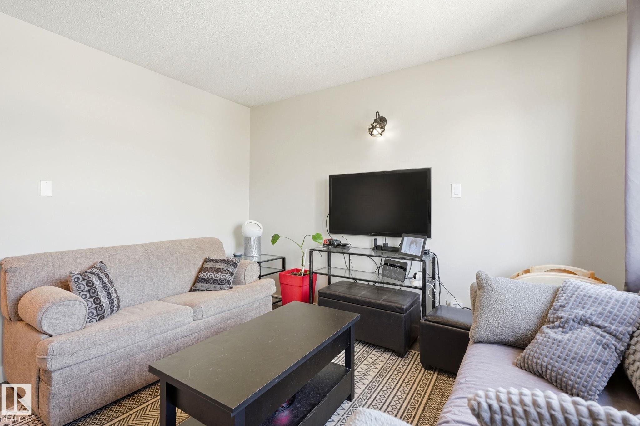 #1 14235 82 St Nw, Edmonton, AB - Indoor Photo Showing Living Room