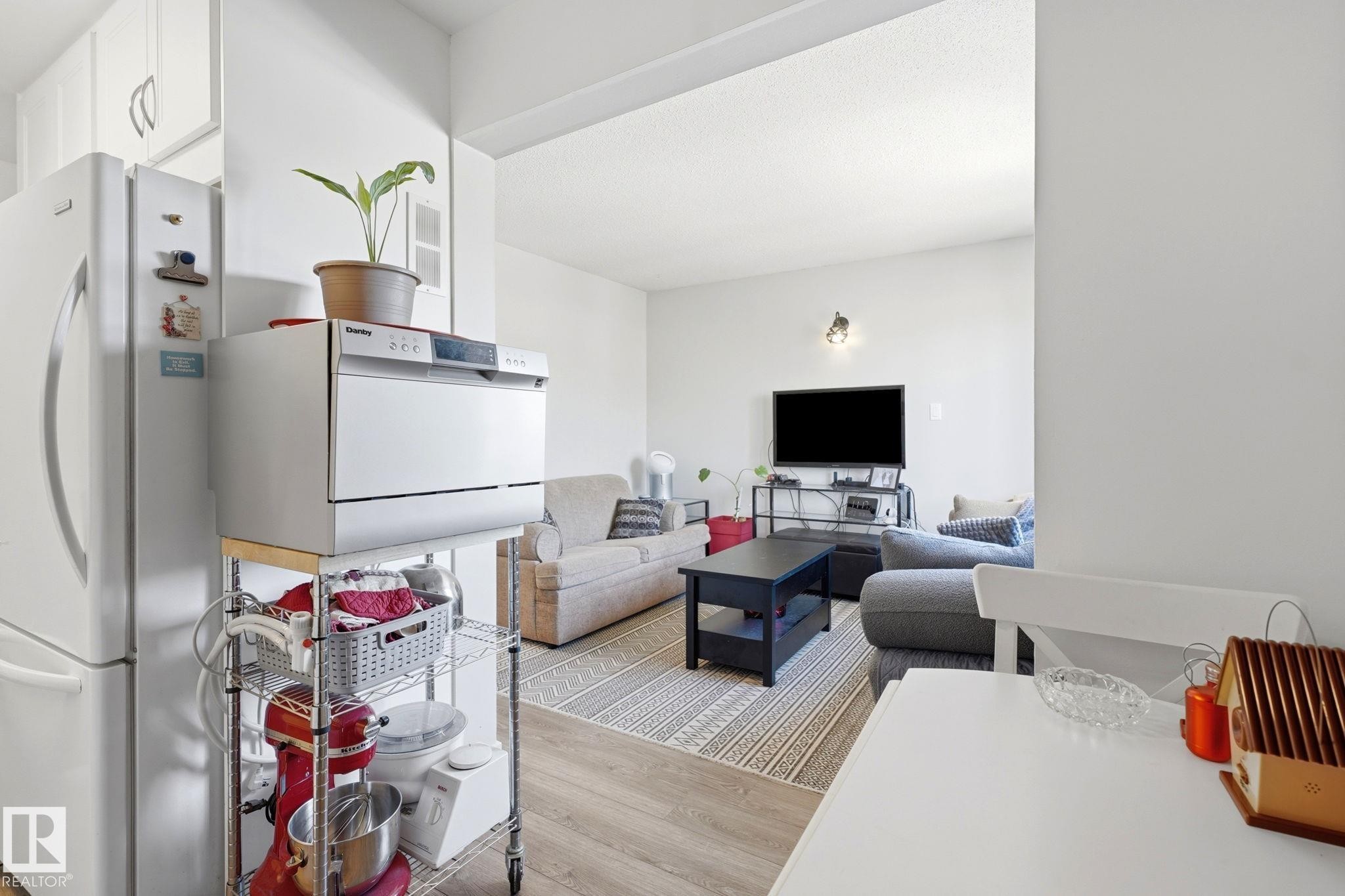 #1 14235 82 St Nw, Edmonton, AB - Indoor Photo Showing Other Room