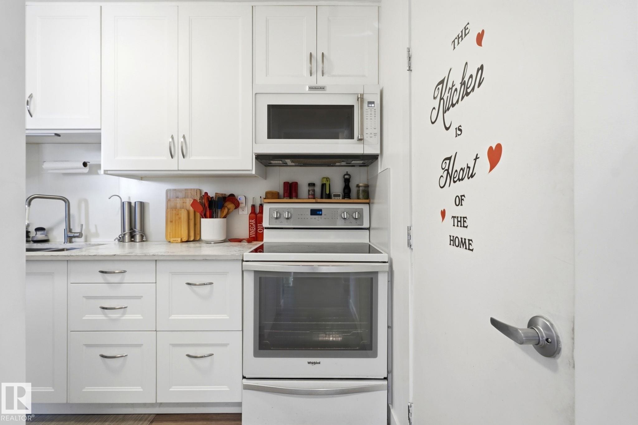 #1 14235 82 St Nw, Edmonton, AB - Indoor Photo Showing Kitchen