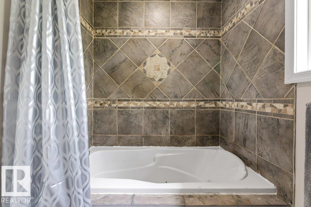 11447 39 Avenue Nw, Edmonton, AB - Indoor Photo Showing Bathroom