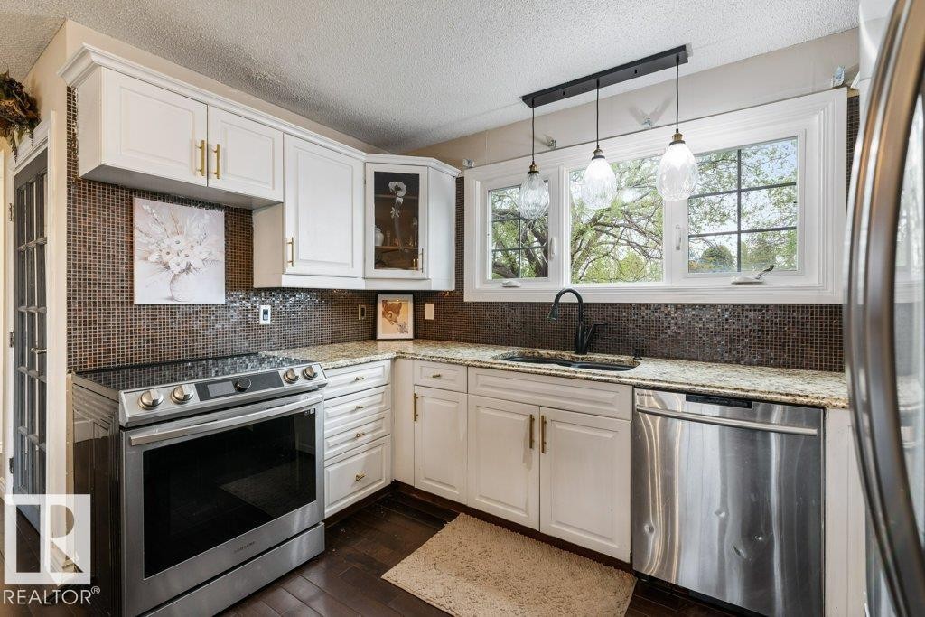 11447 39 Avenue Nw, Edmonton, AB - Indoor Photo Showing Kitchen