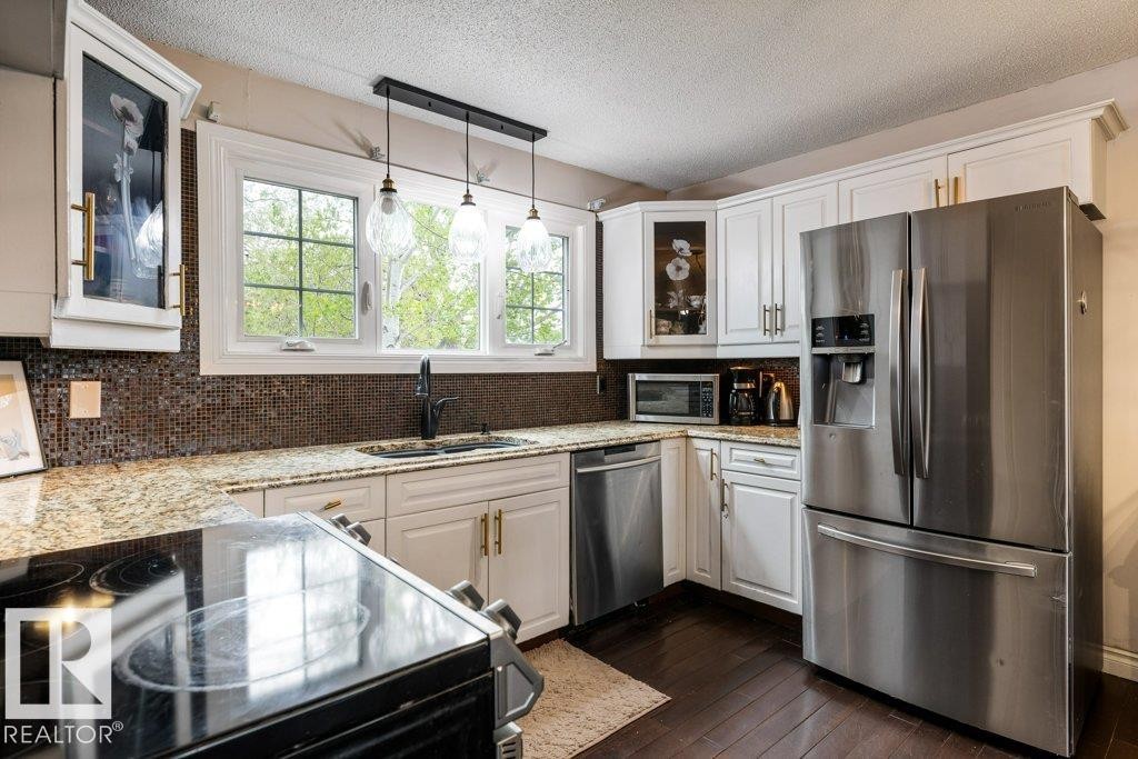 11447 39 Avenue Nw, Edmonton, AB - Indoor Photo Showing Kitchen With Stainless Steel Kitchen