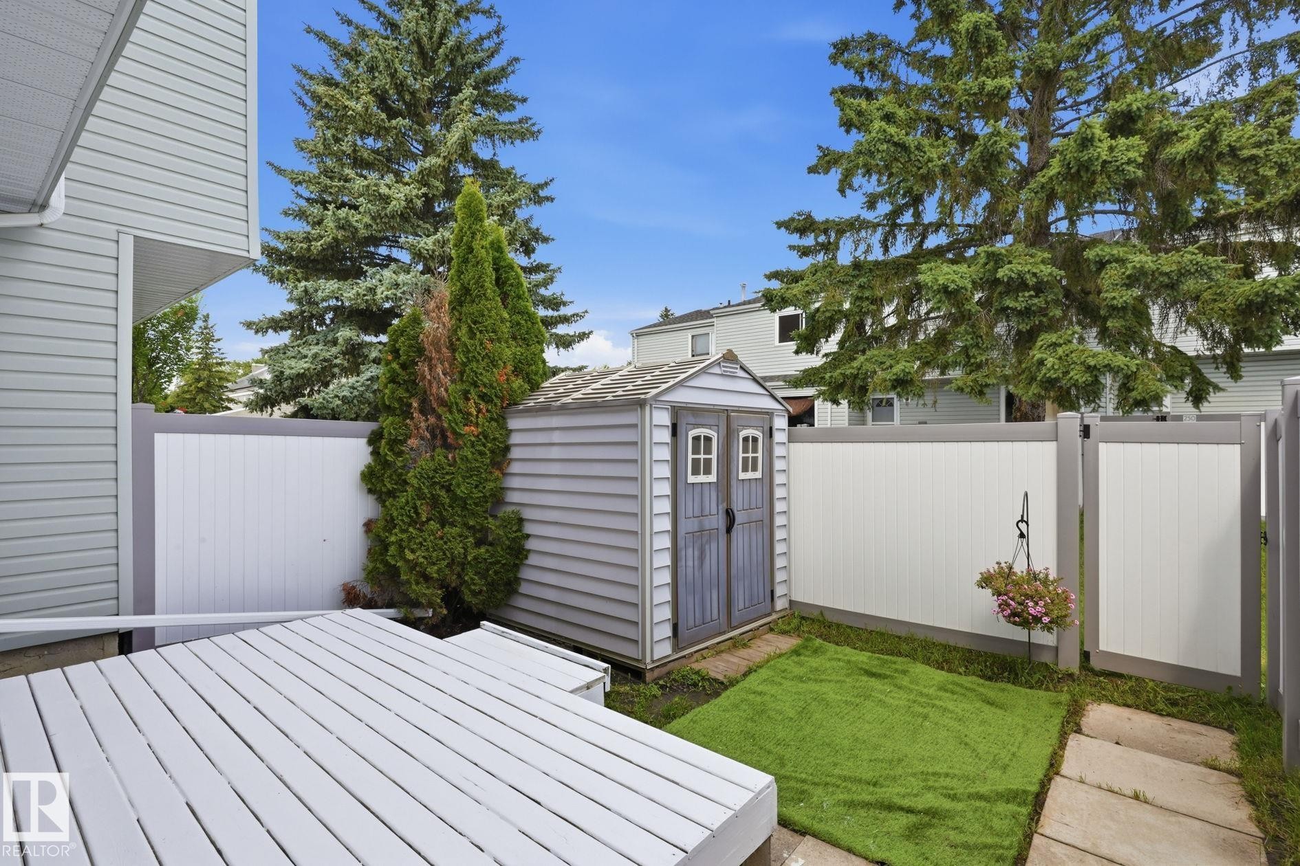234 Dickinsfield Court Nw, Edmonton, AB - Outdoor