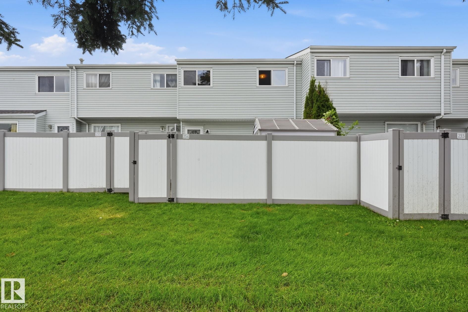 234 Dickinsfield Court Nw, Edmonton, AB - Outdoor