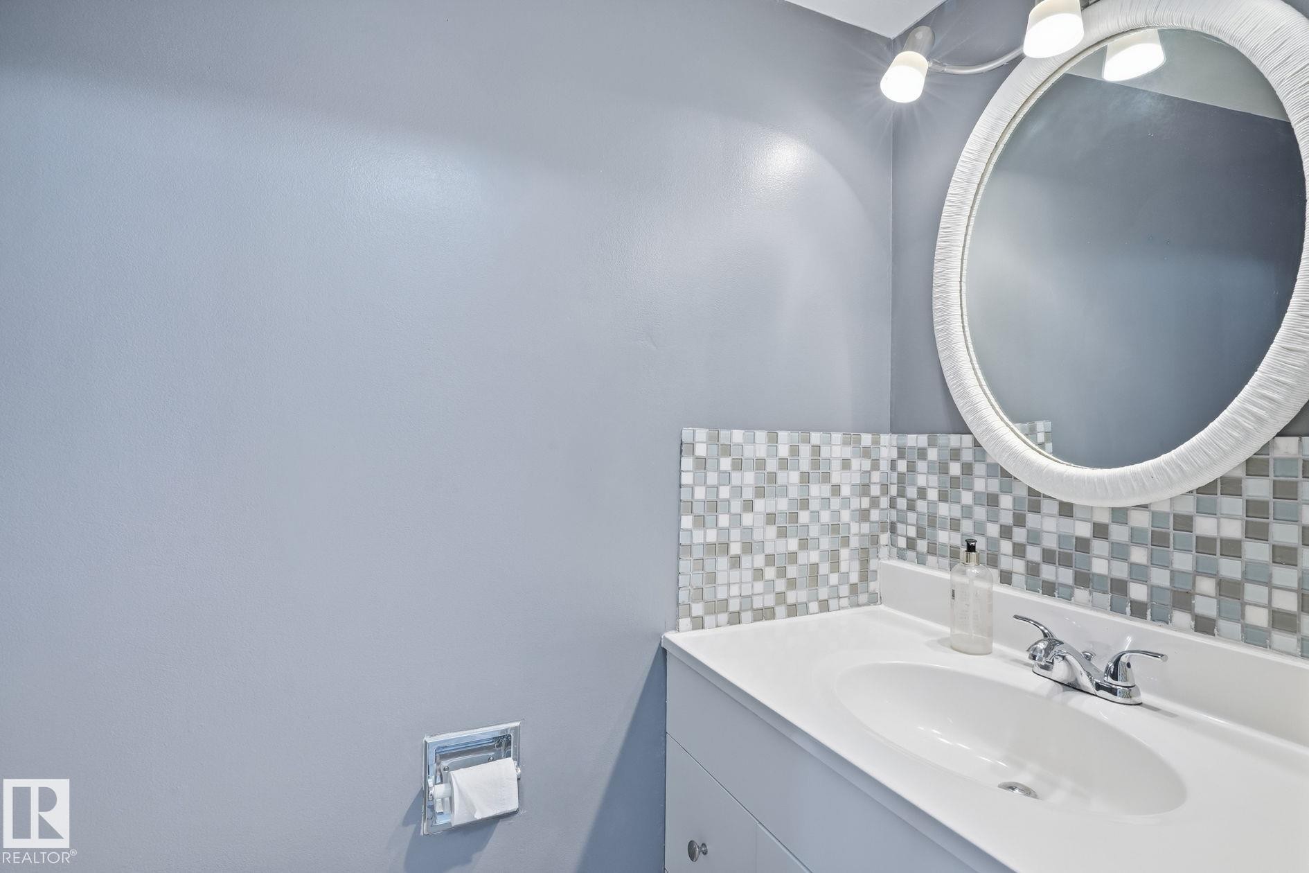 234 Dickinsfield Court Nw, Edmonton, AB - Indoor Photo Showing Bathroom