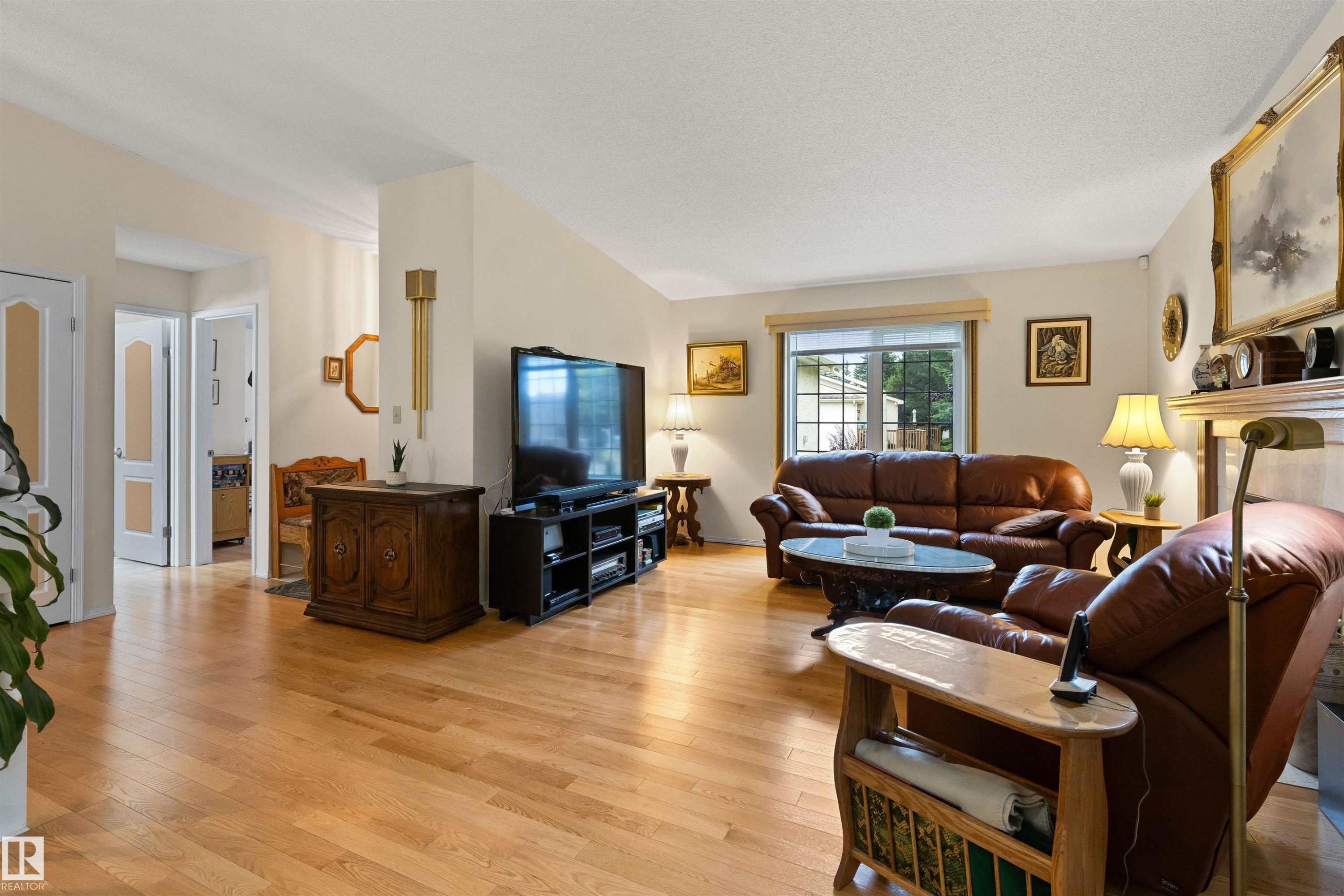 #1 10 Grange Dr, St. Albert, AB - Indoor Photo Showing Living Room