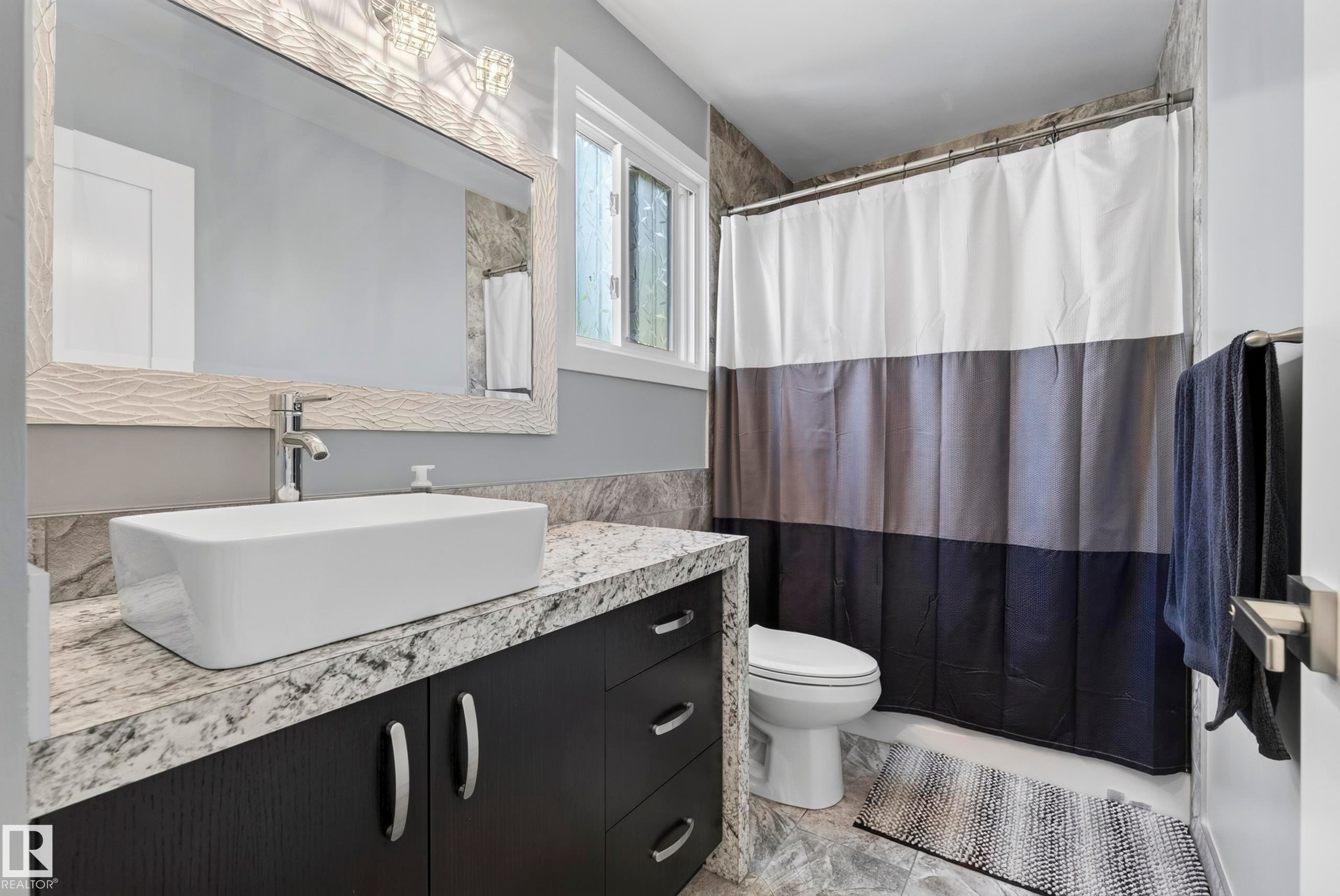 3522 42 Street Nw, Edmonton, AB - Indoor Photo Showing Bathroom