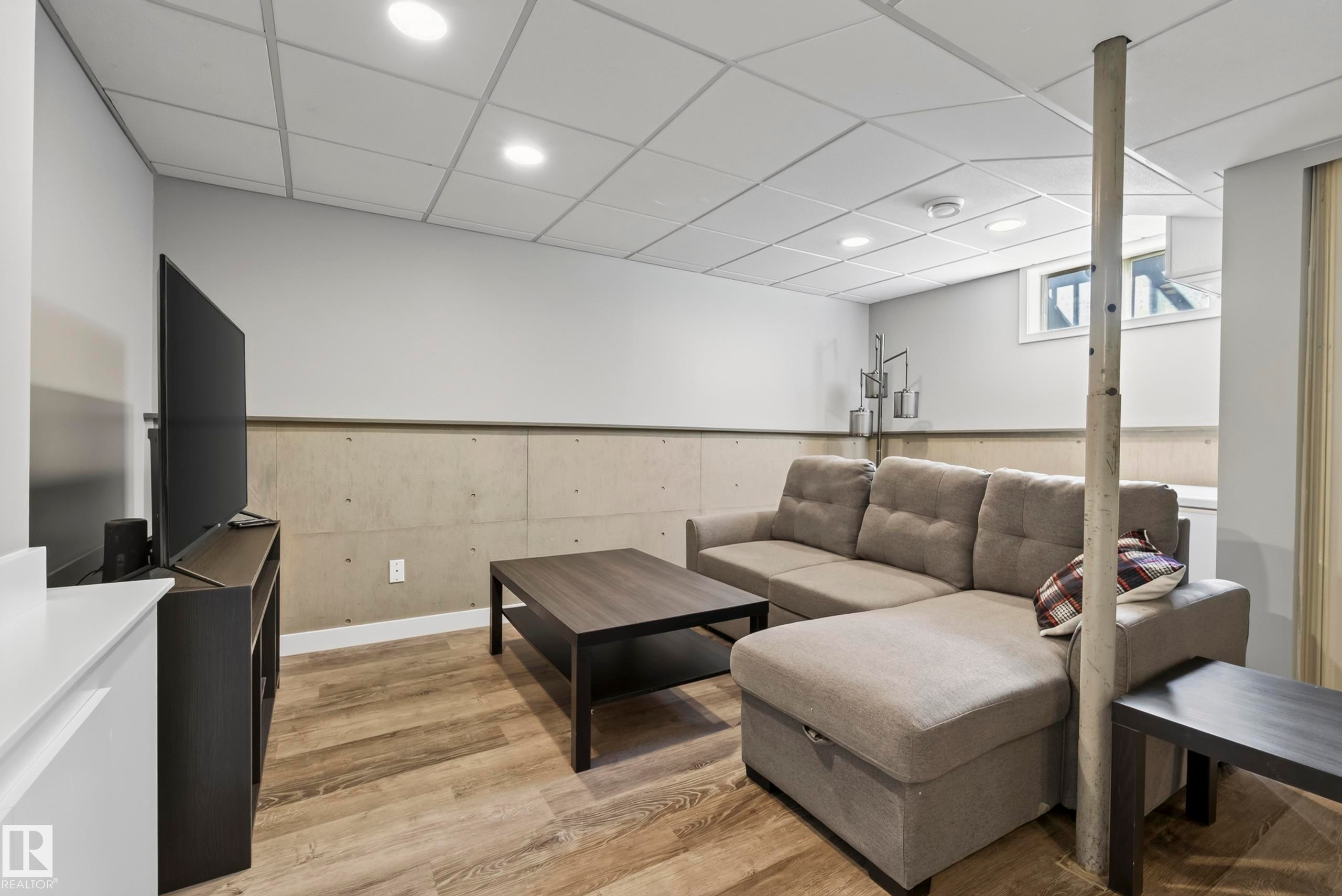 3522 42 Street Nw, Edmonton, AB - Indoor