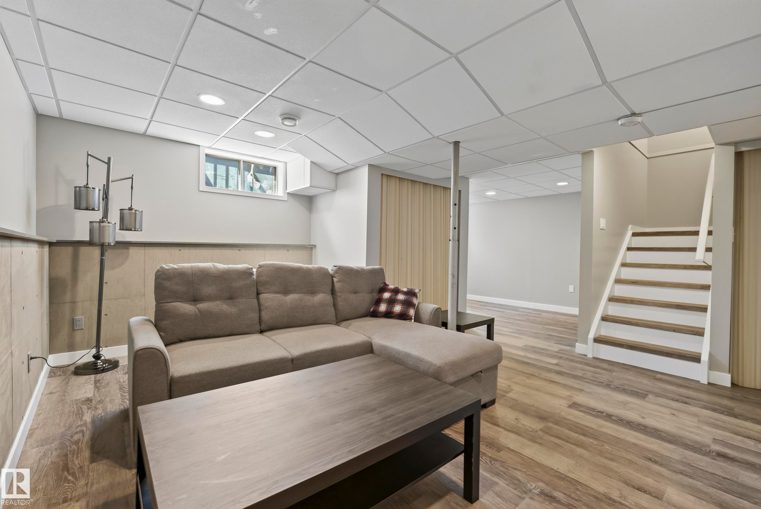 3522 42 Street Nw, Edmonton, AB - Indoor