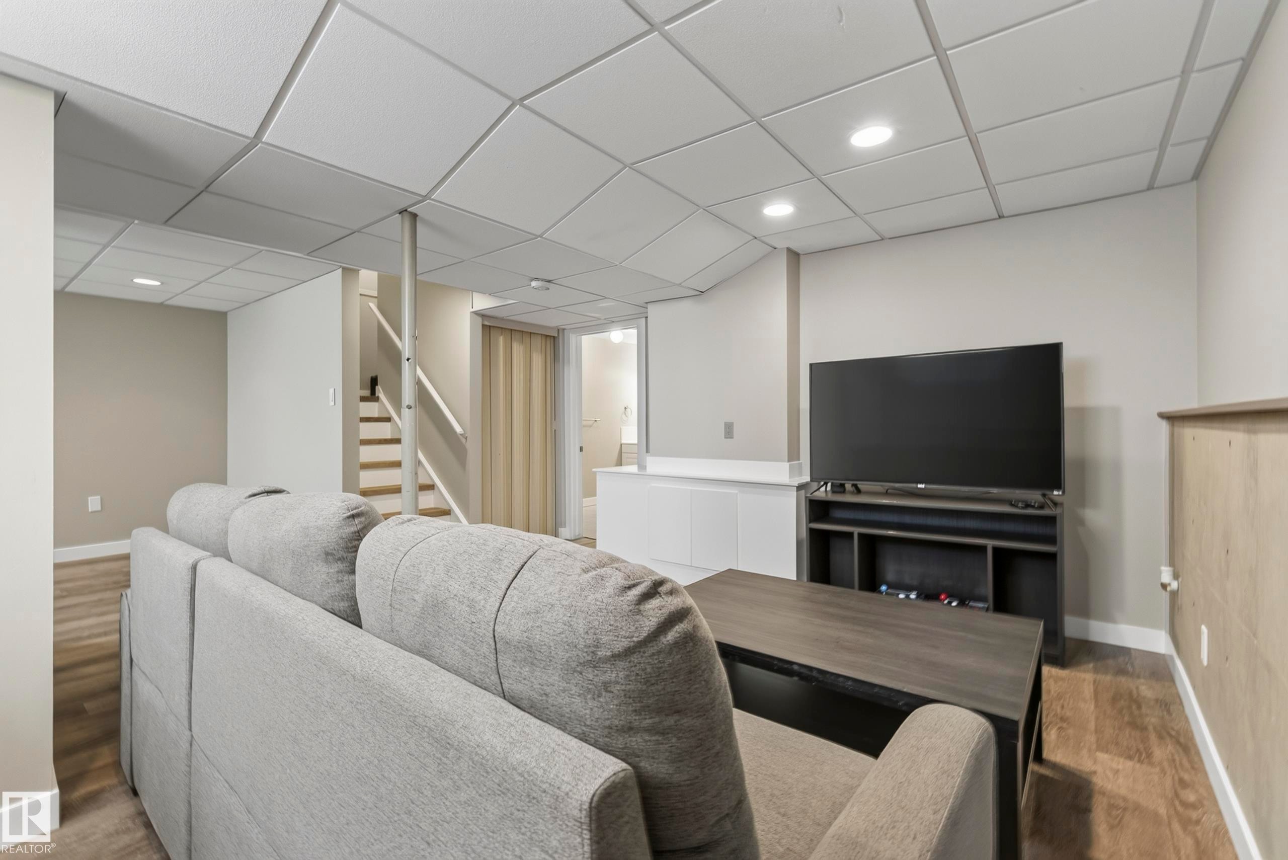 3522 42 Street Nw, Edmonton, AB - Indoor
