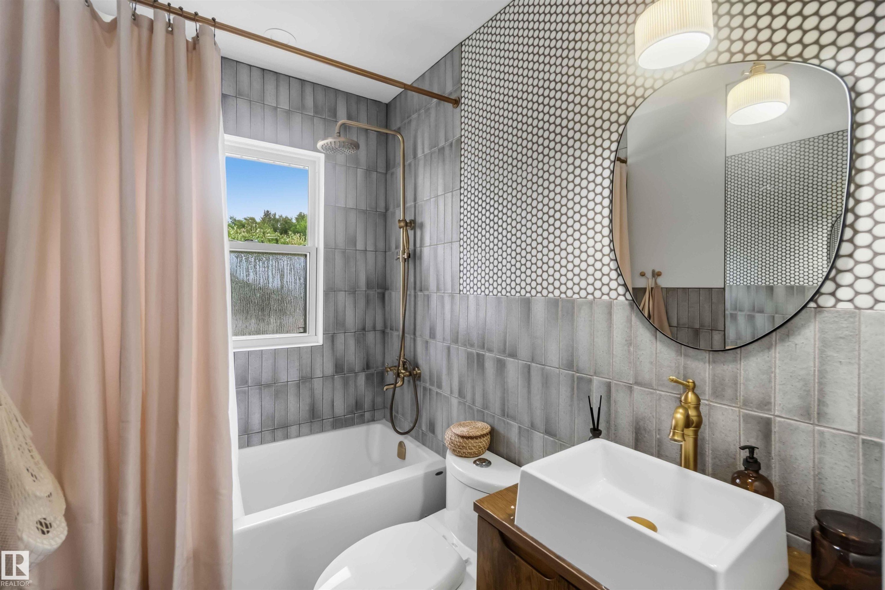 11840 St Albert Trail Nw, Edmonton, AB - Indoor Photo Showing Bathroom