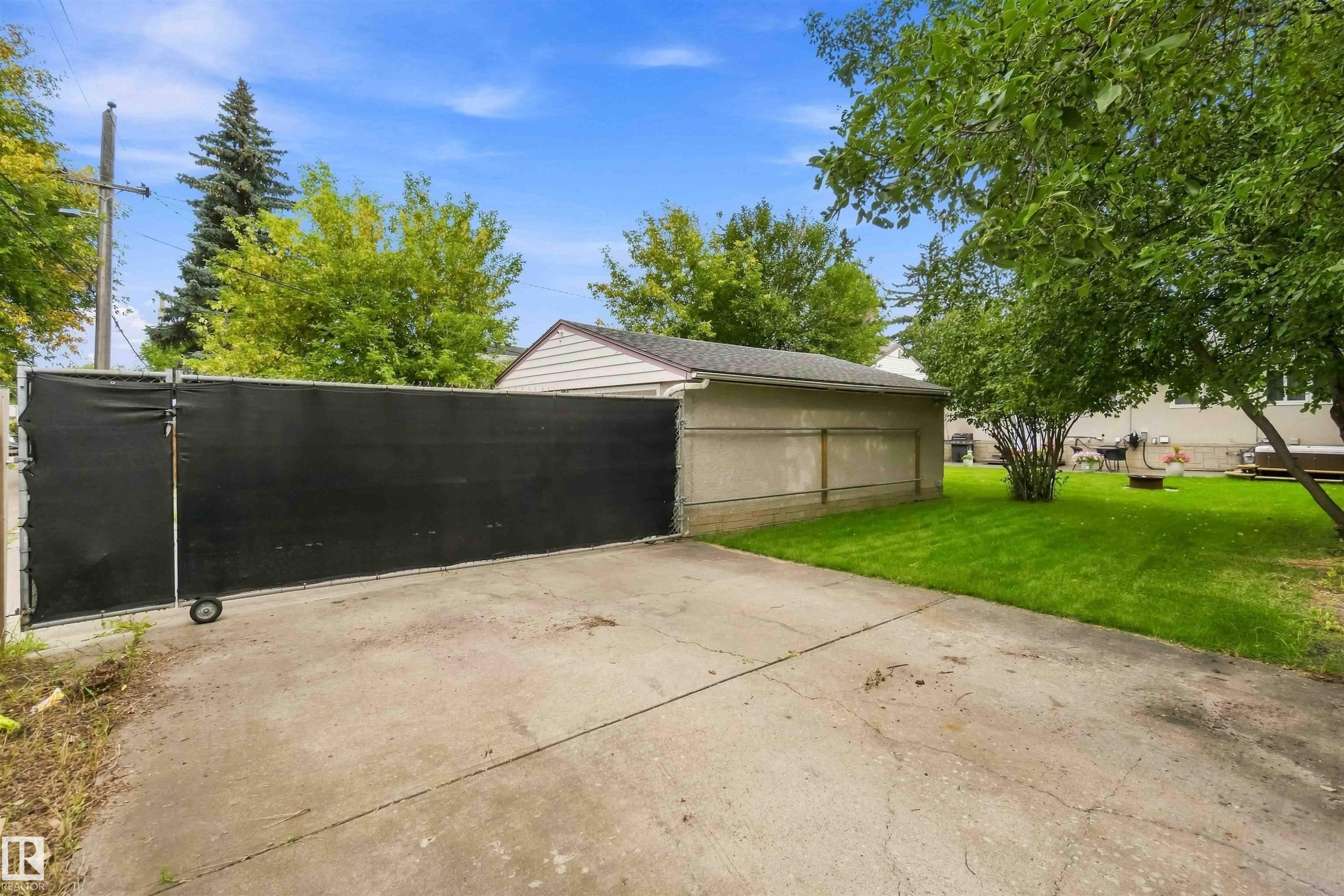 11840 St Albert Trail Nw, Edmonton, AB - Outdoor