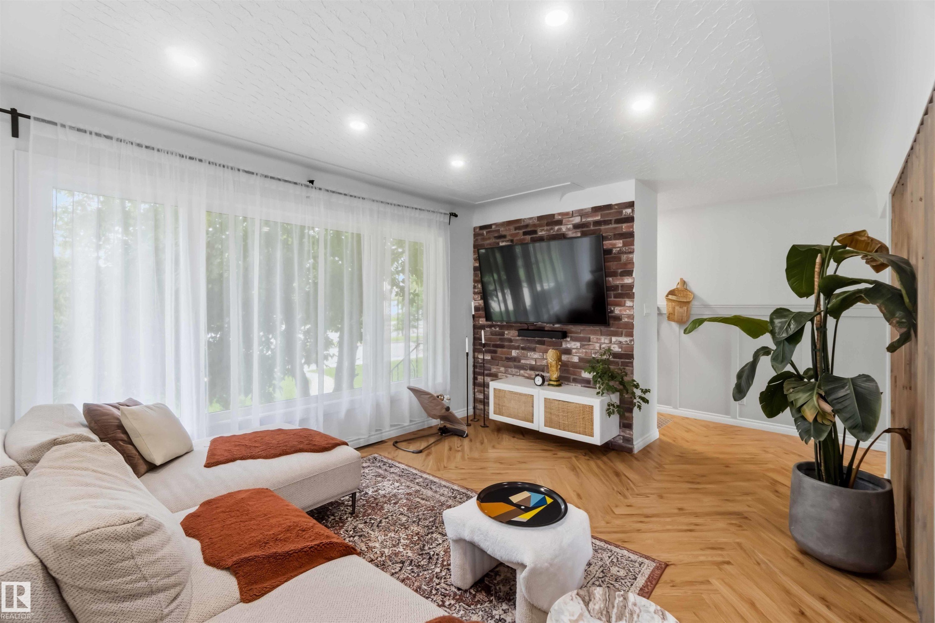 11840 St Albert Trail Nw, Edmonton, AB - Indoor Photo Showing Living Room