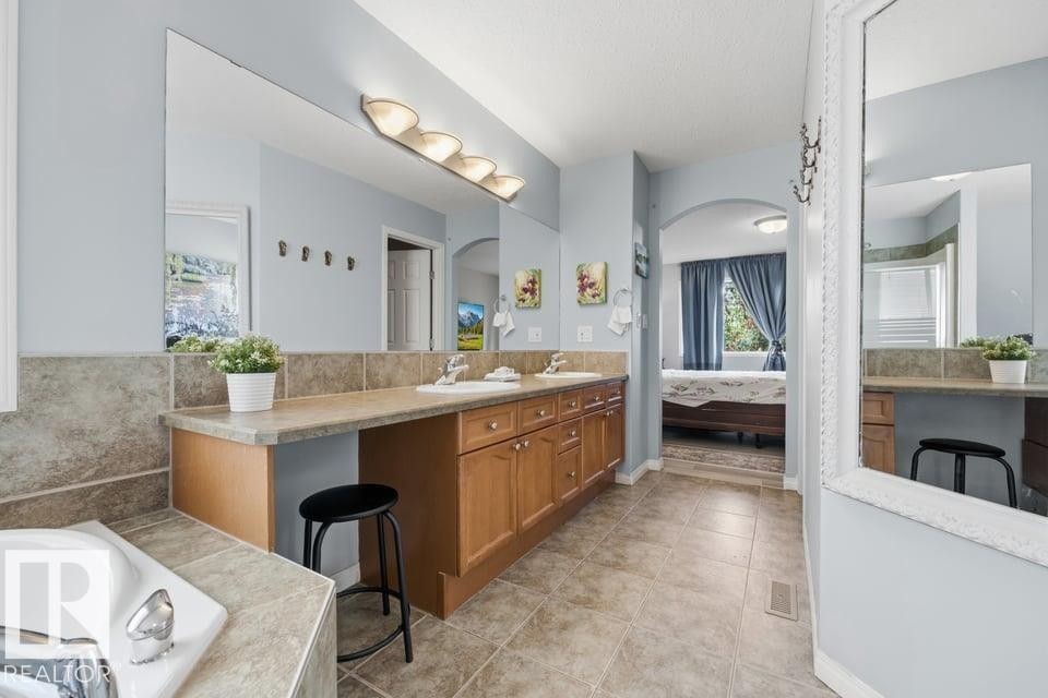 22 Bonin, Beaumont, AB - Indoor Photo Showing Bathroom
