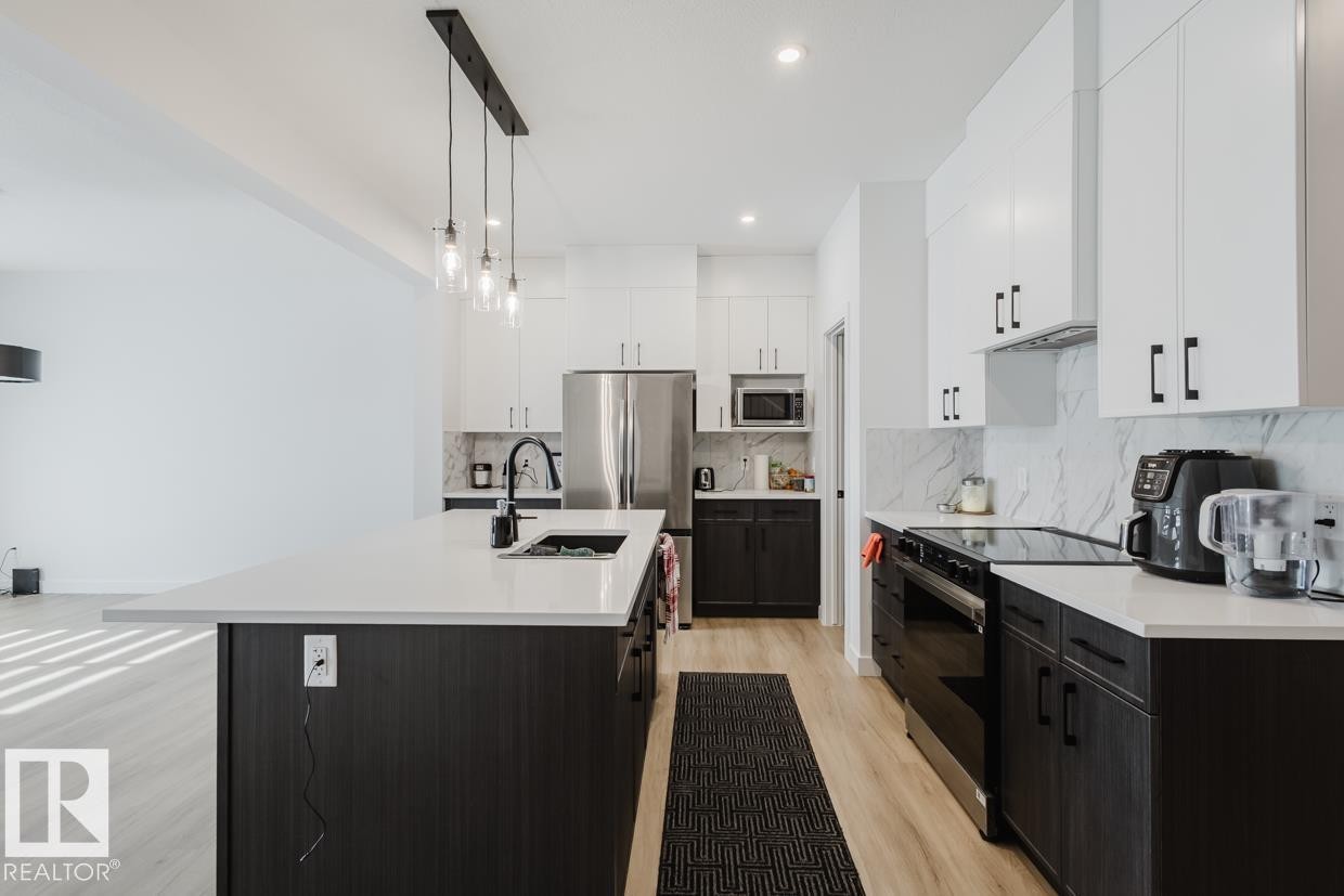 6411 27 Avenue Sw, Edmonton, AB - Indoor Photo Showing Kitchen With Upgraded Kitchen