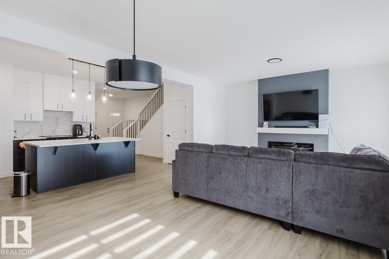 6411 27 Avenue Sw, Edmonton, AB - Indoor