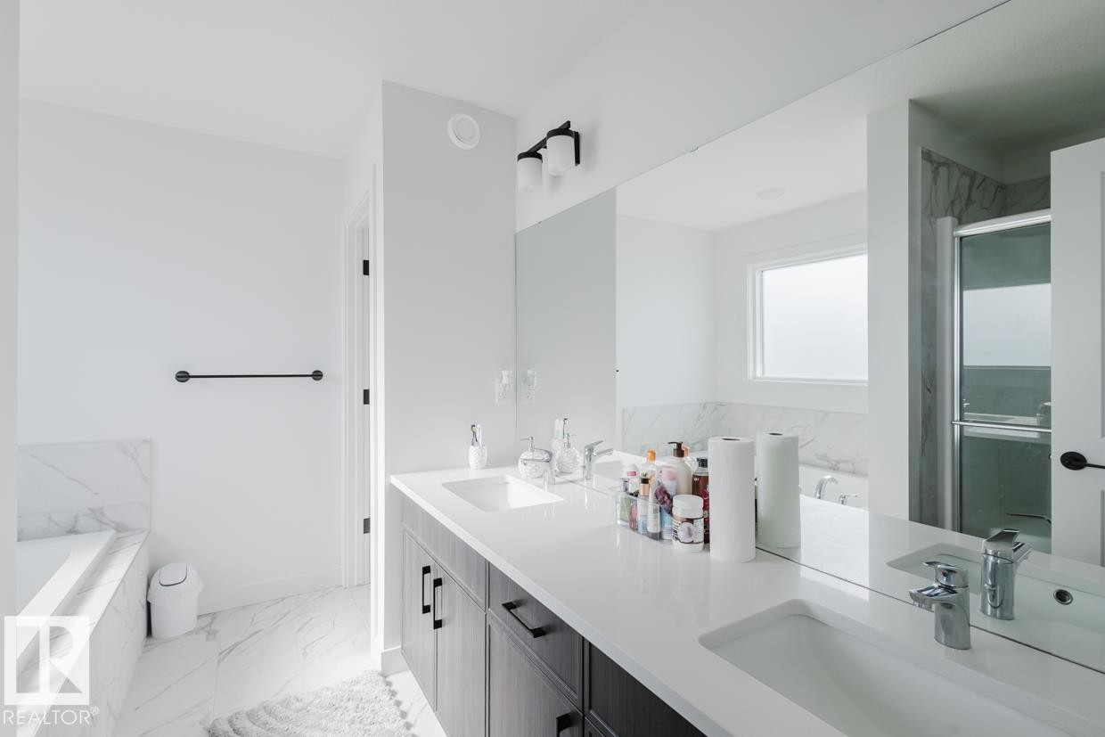 6411 27 Avenue Sw, Edmonton, AB - Indoor Photo Showing Bathroom