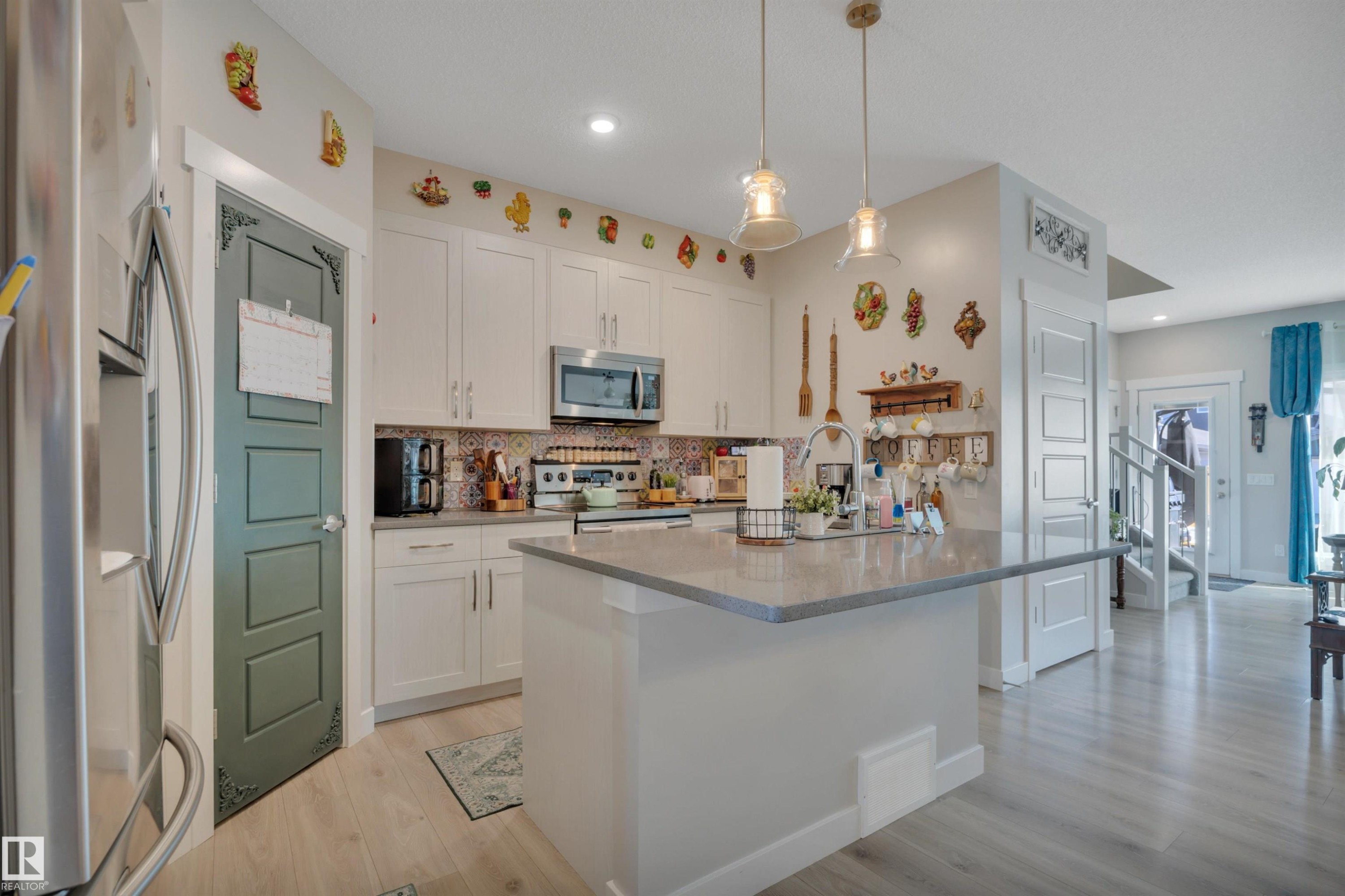 648 Orchards Boulevard Sw, Edmonton, AB - Indoor Photo Showing Kitchen With Upgraded Kitchen