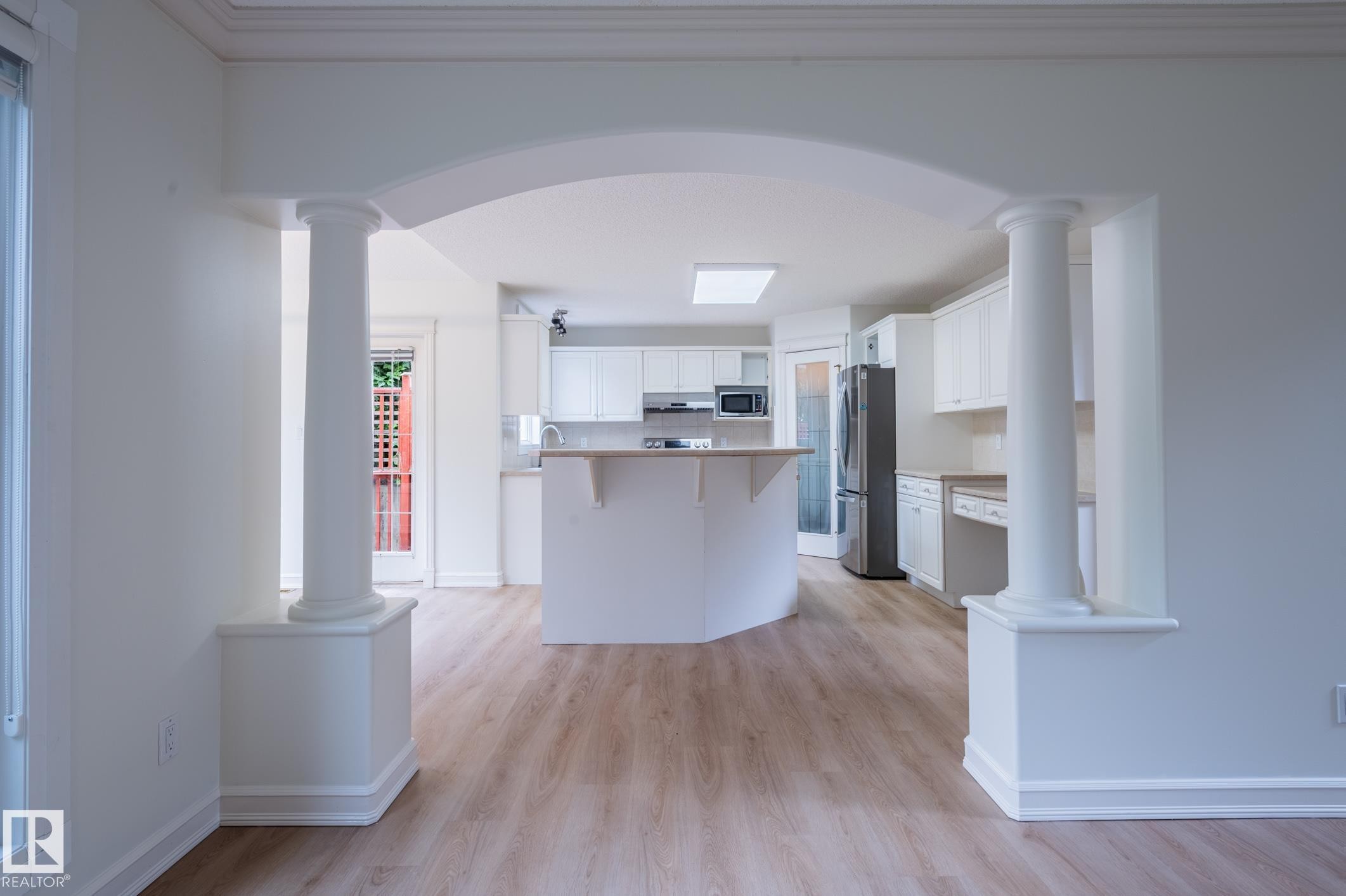 310 Livingstone Court Nw, Edmonton, AB - Indoor Photo Showing Kitchen