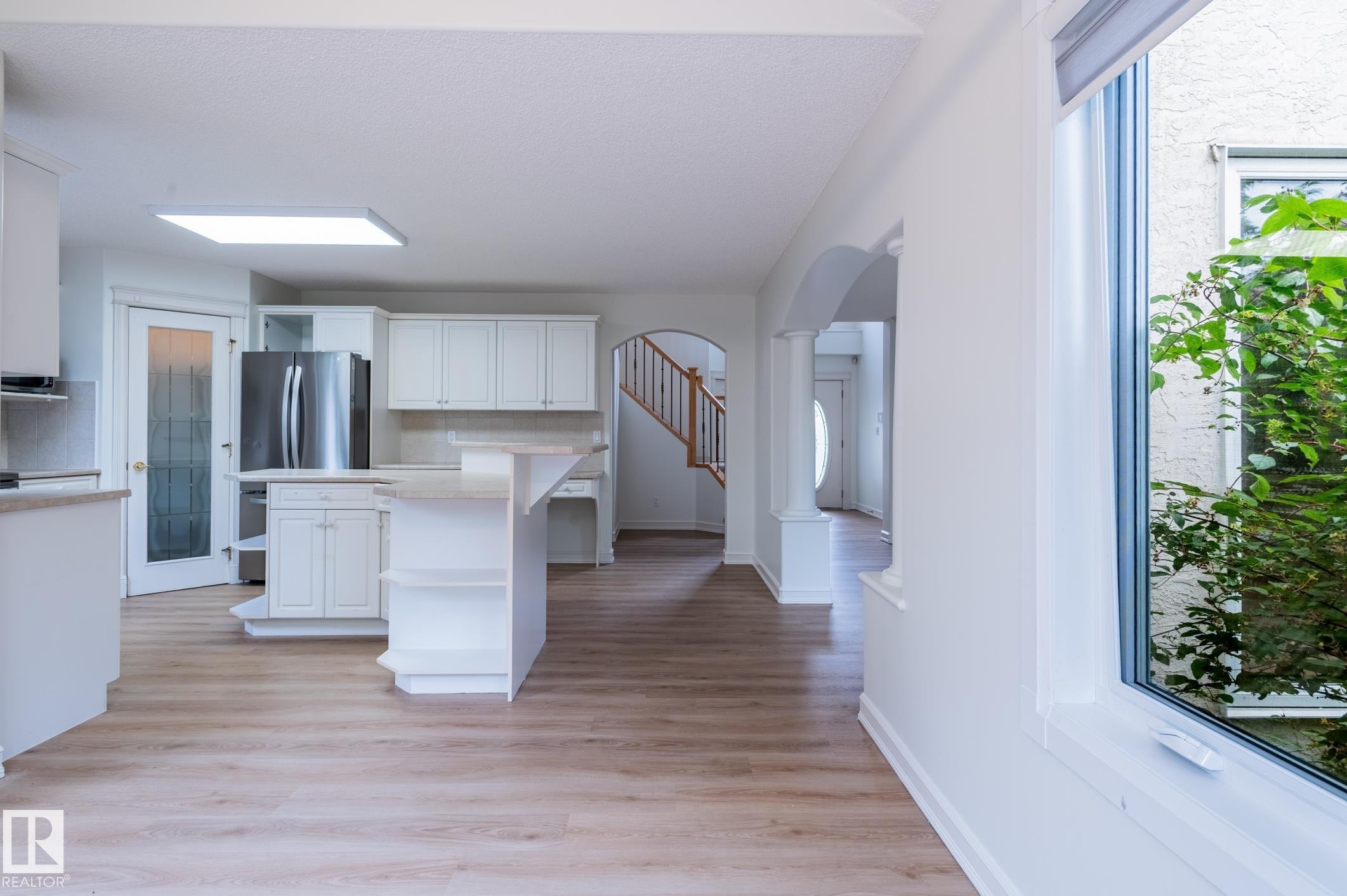 310 Livingstone Court Nw, Edmonton, AB - Indoor Photo Showing Kitchen