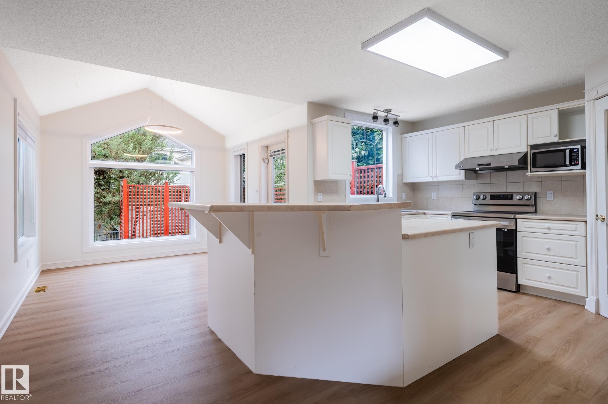 310 Livingstone Court Nw, Edmonton, AB - Indoor Photo Showing Kitchen