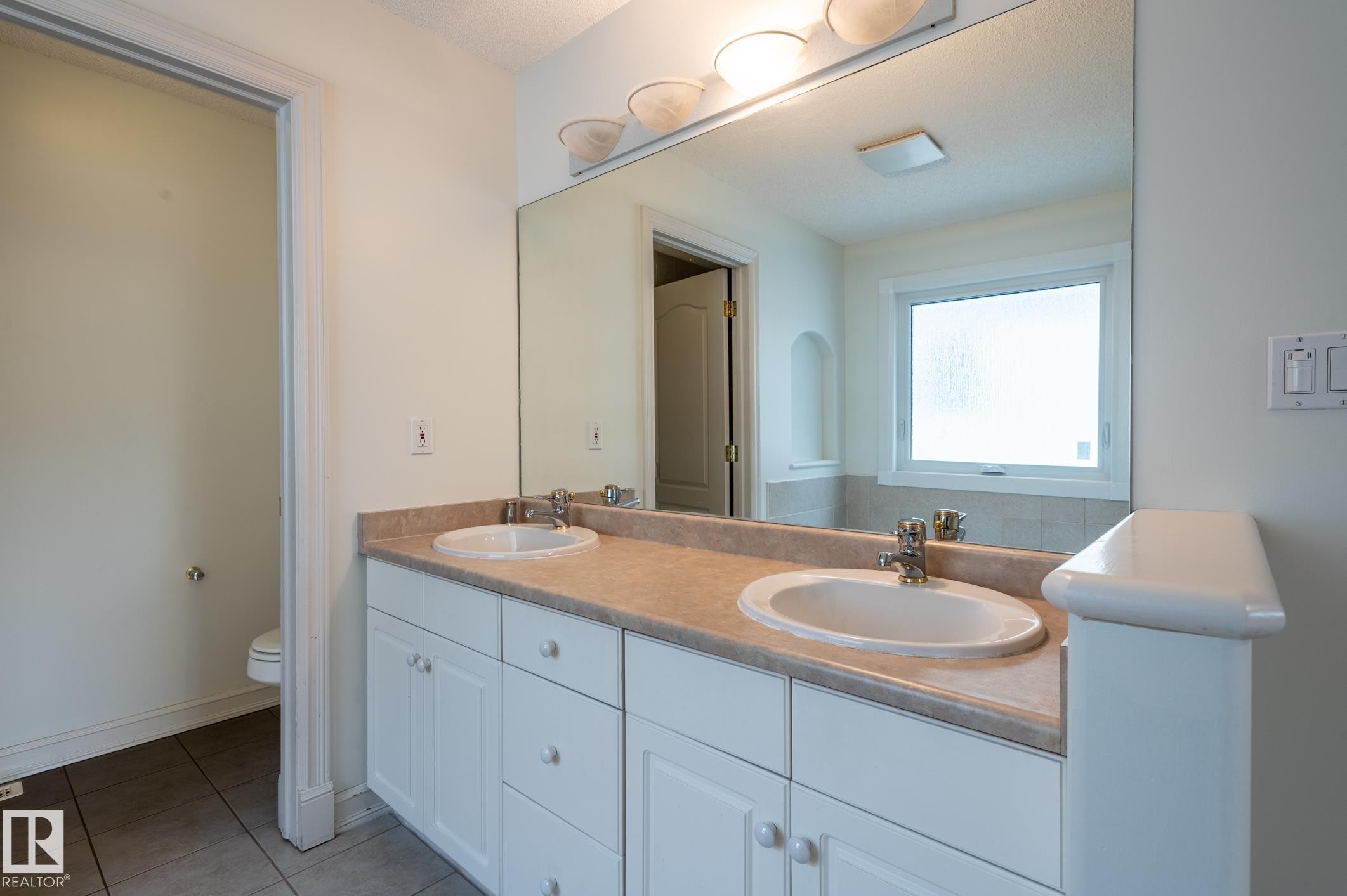 310 Livingstone Court Nw, Edmonton, AB - Indoor Photo Showing Bathroom