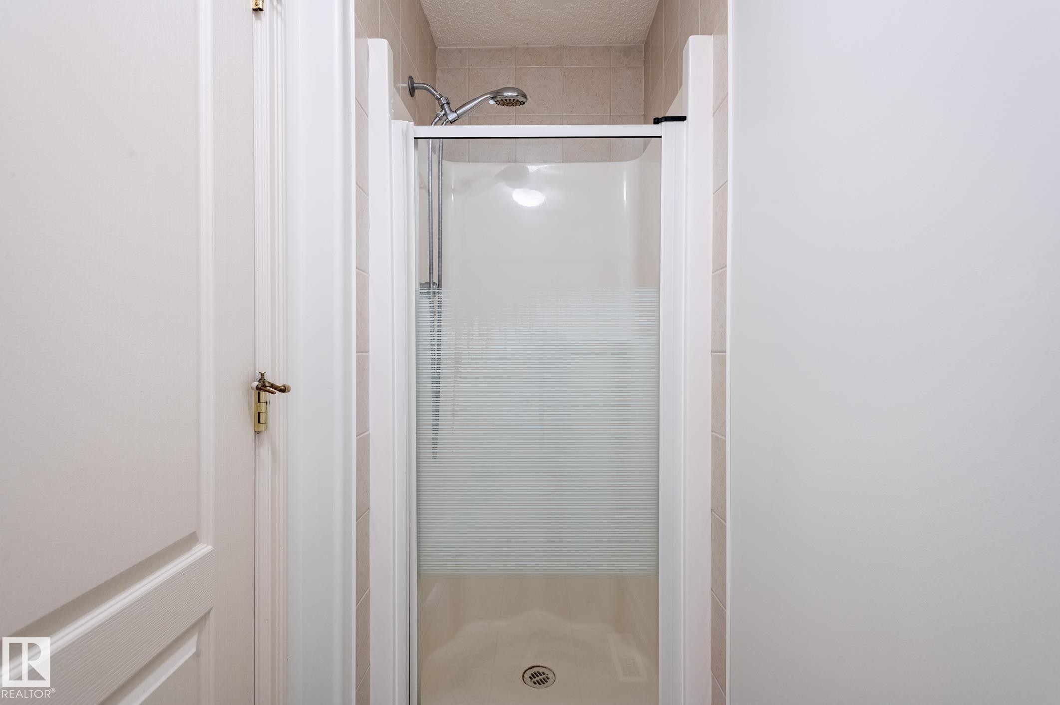 310 Livingstone Court Nw, Edmonton, AB - Indoor Photo Showing Bathroom