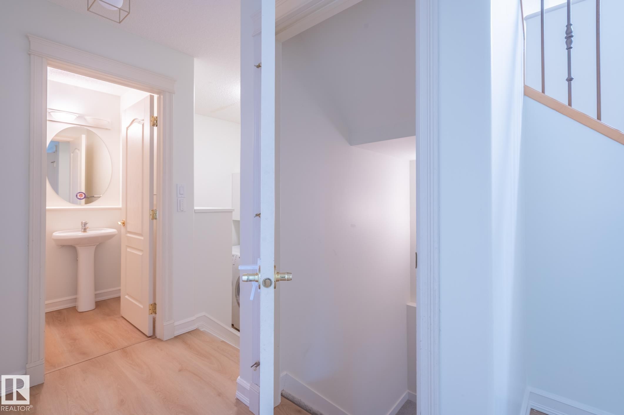 310 Livingstone Court Nw, Edmonton, AB - Indoor Photo Showing Bathroom