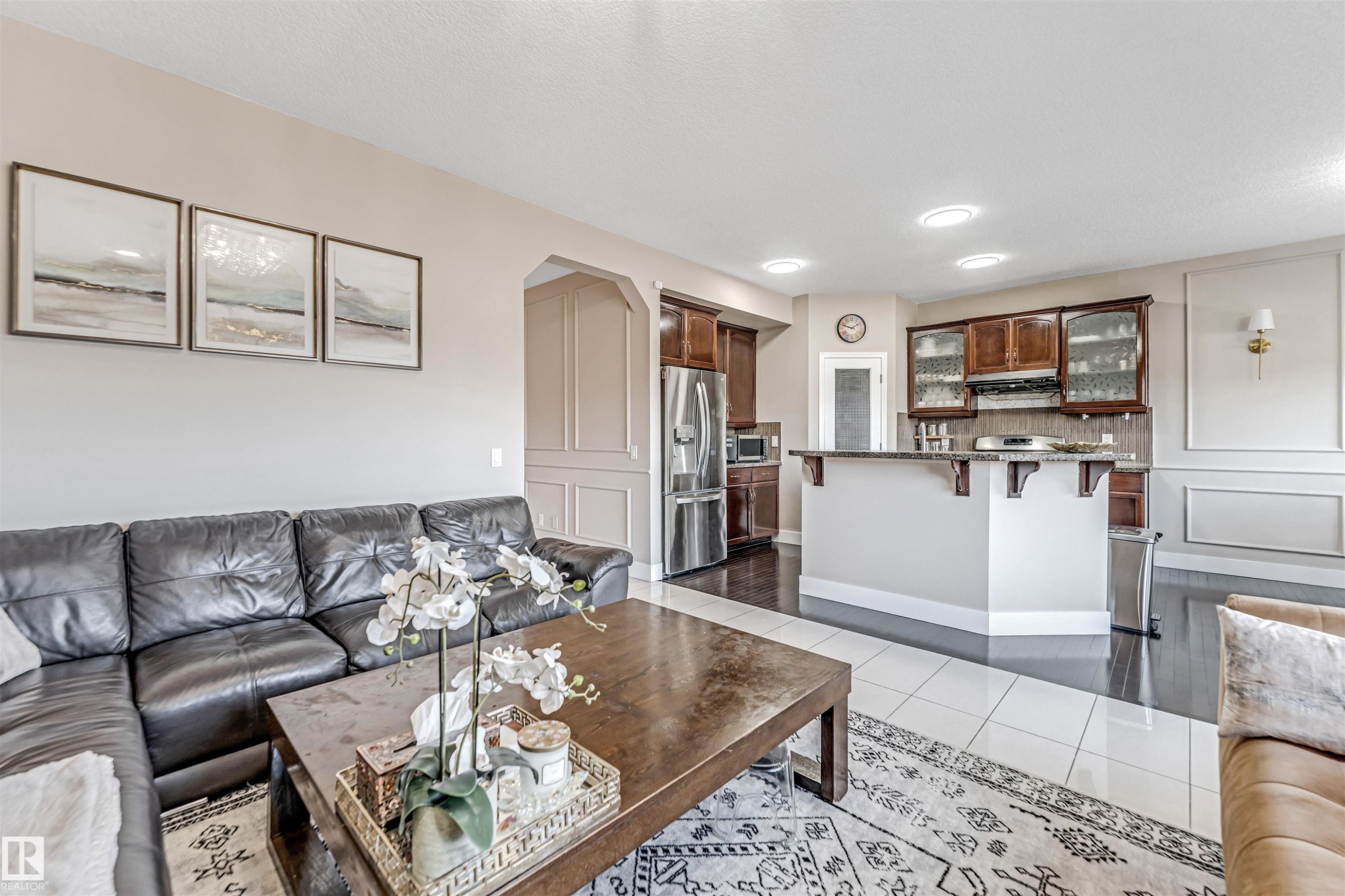 5156 2 Avenue Sw, Edmonton, AB - Indoor Photo Showing Living Room