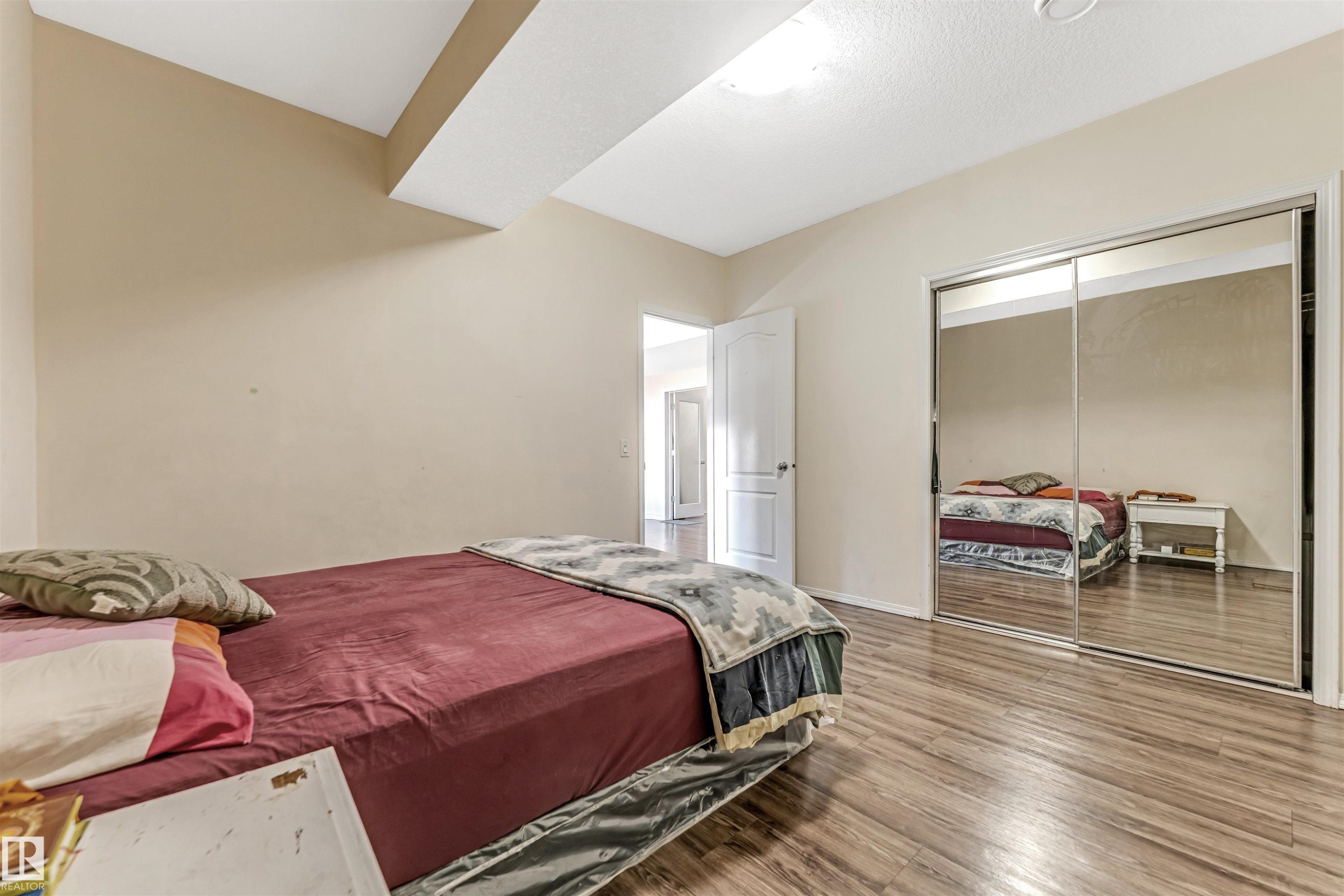 5156 2 Avenue Sw, Edmonton, AB - Indoor Photo Showing Bedroom