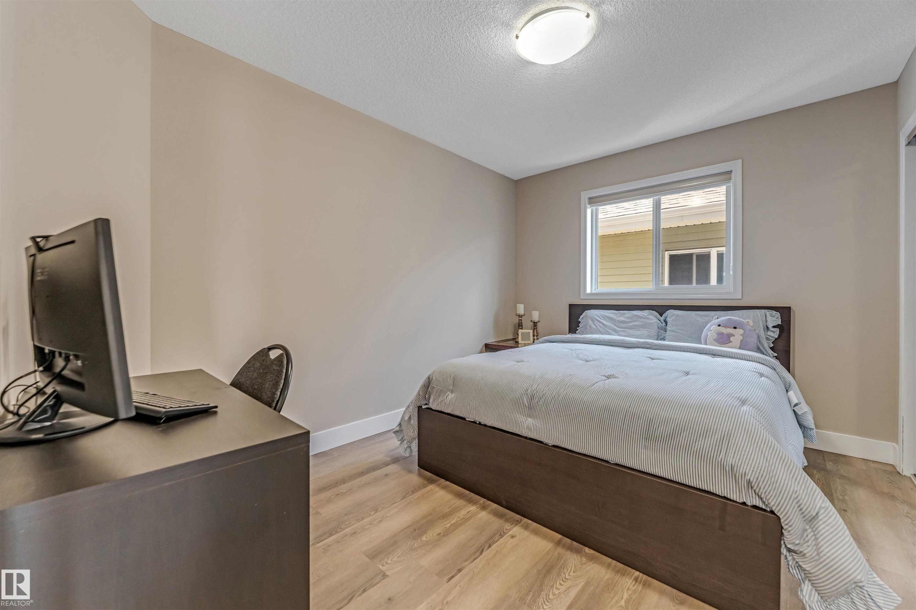 5156 2 Avenue Sw, Edmonton, AB - Indoor Photo Showing Bedroom