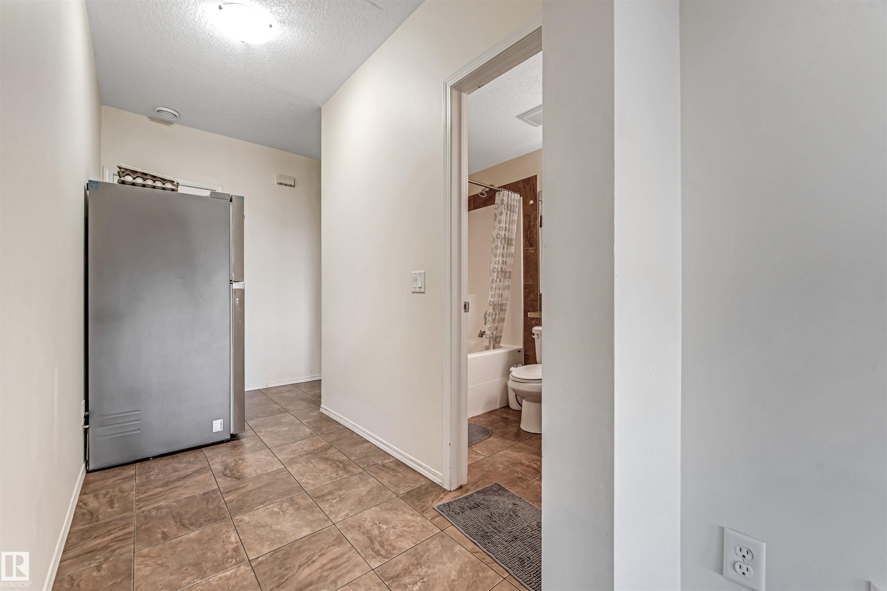5156 2 Avenue Sw, Edmonton, AB - Indoor Photo Showing Other Room