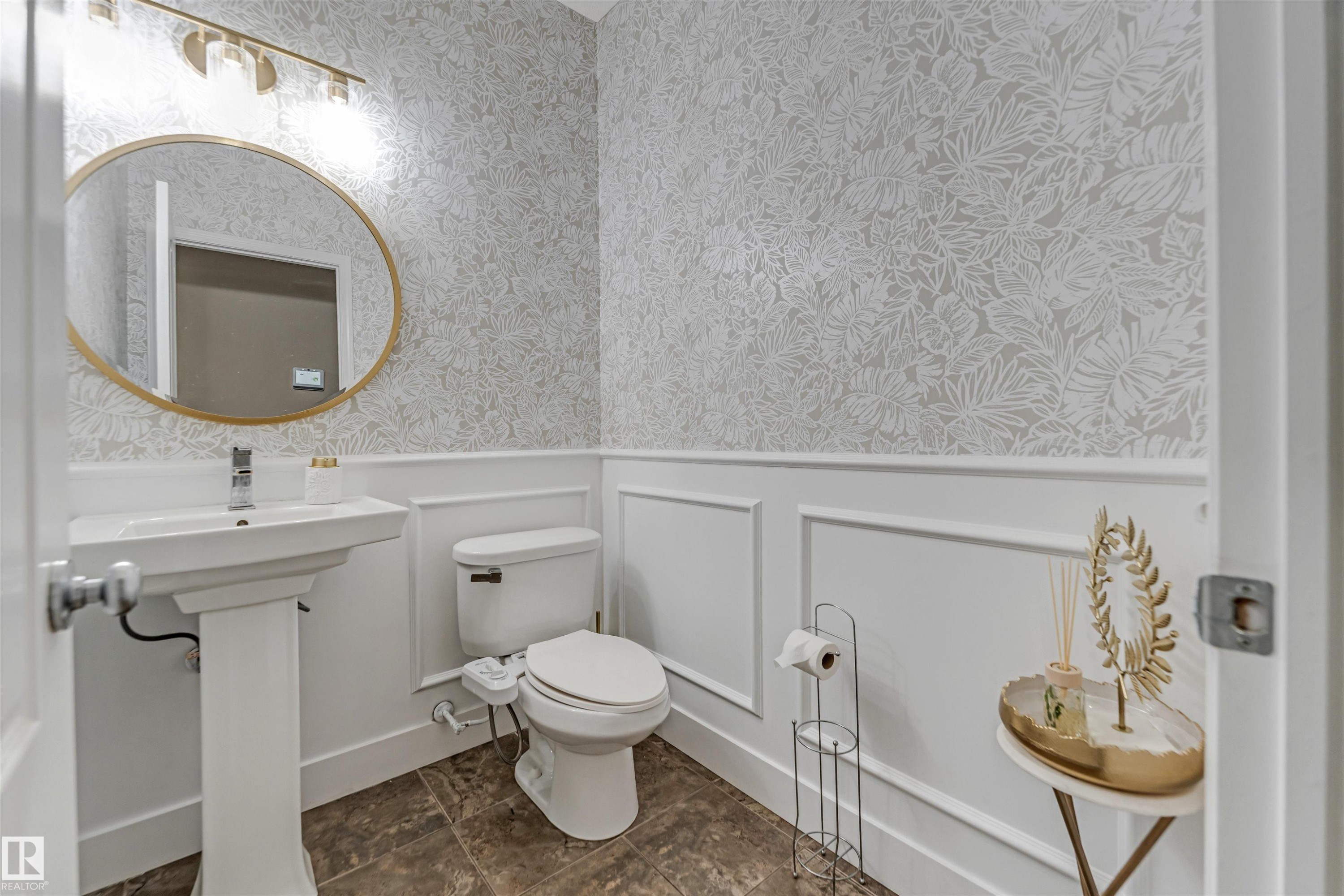 5156 2 Avenue Sw, Edmonton, AB - Indoor Photo Showing Bathroom