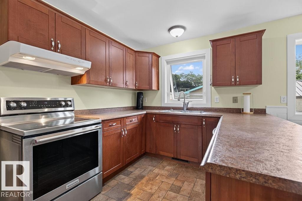 3824 114 Avenue Nw, Edmonton, AB - Indoor Photo Showing Kitchen With Double Sink