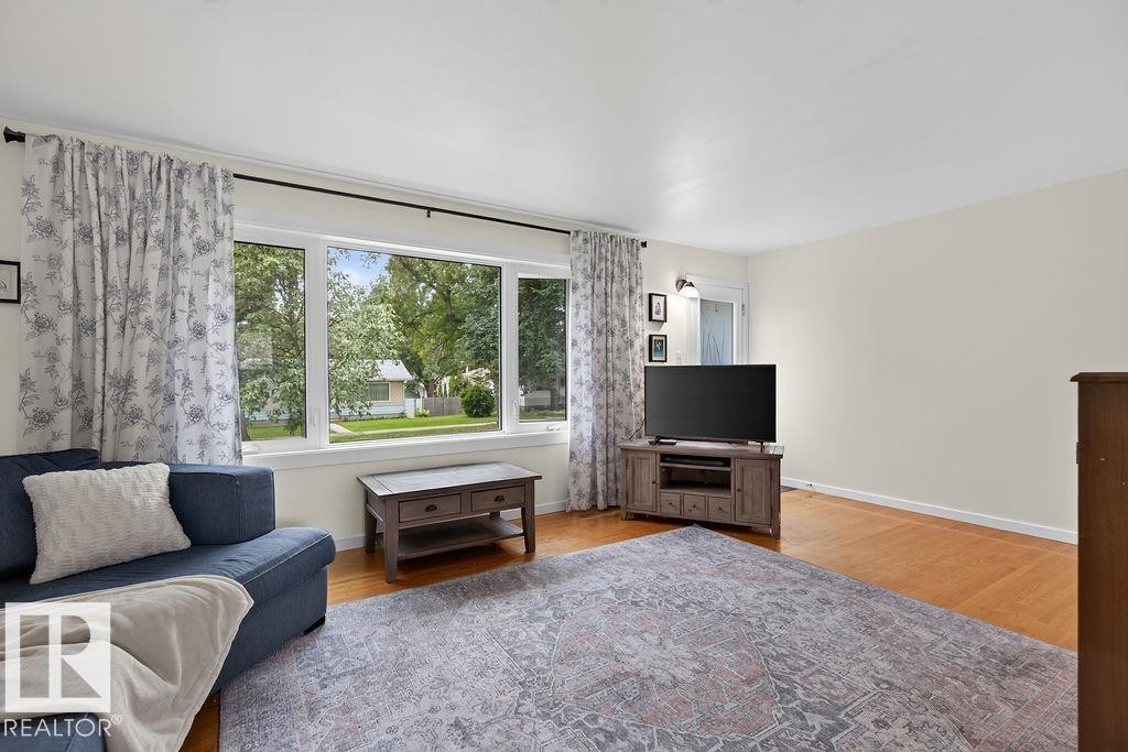 3824 114 Avenue Nw, Edmonton, AB - Indoor Photo Showing Living Room