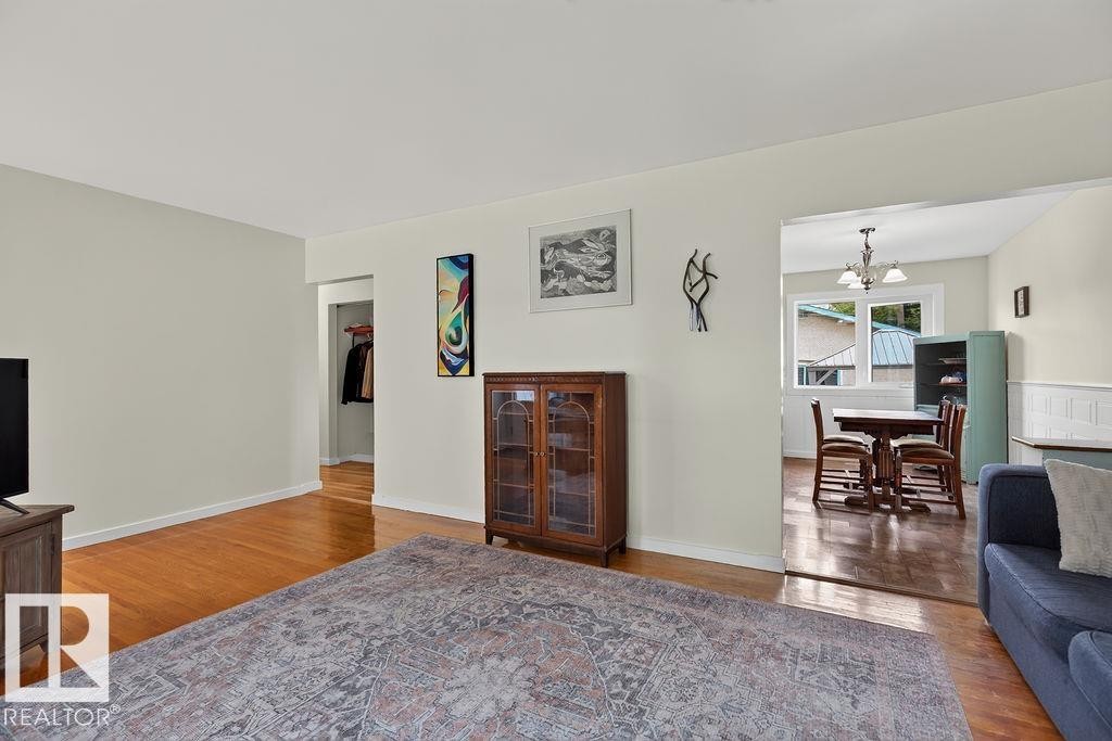 3824 114 Avenue Nw, Edmonton, AB - Indoor Photo Showing Living Room