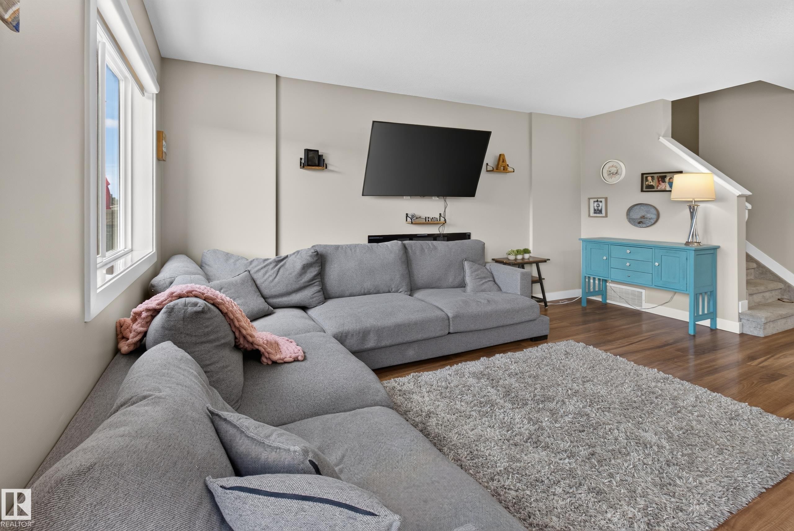 3520 9 Street Nw, Edmonton, AB - Indoor Photo Showing Living Room