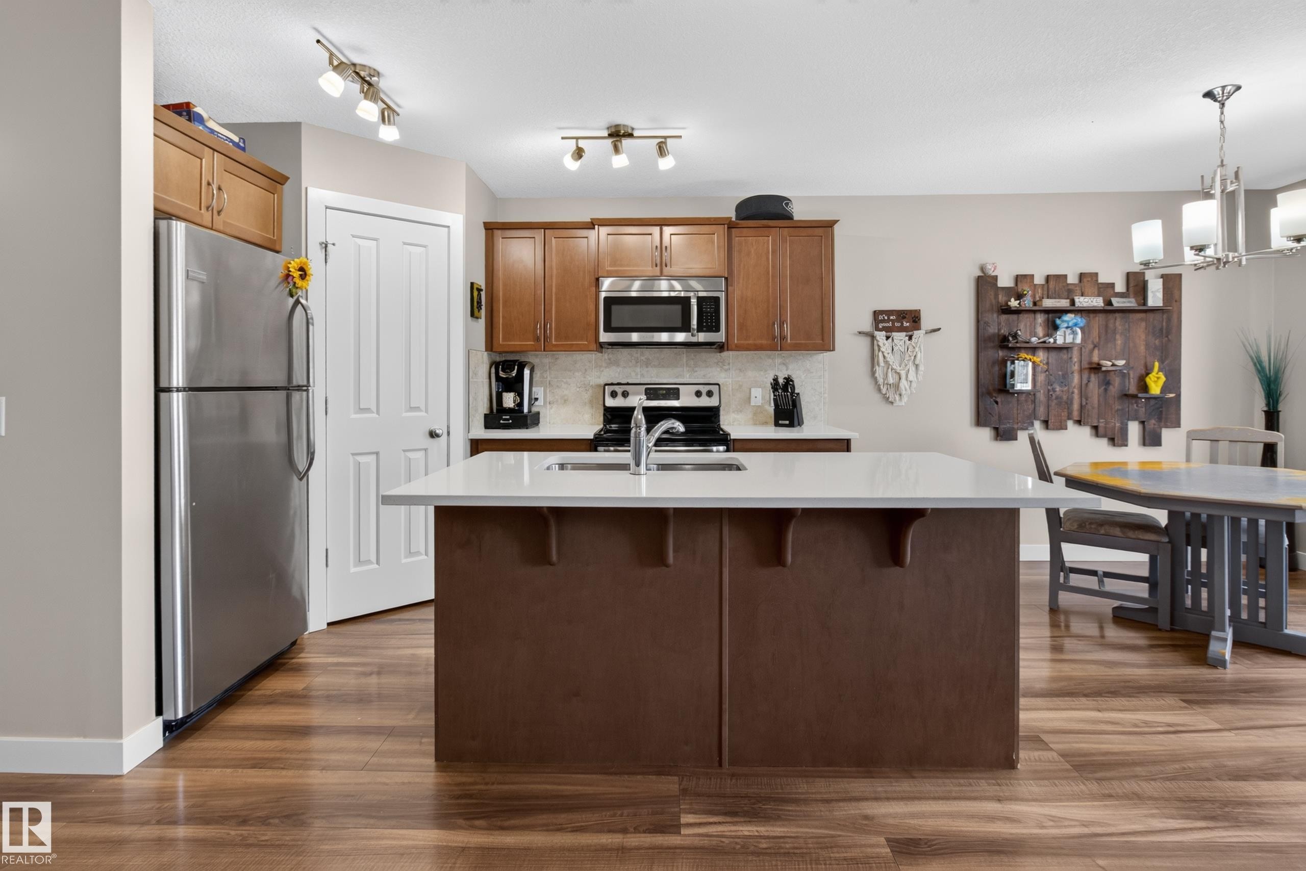 3520 9 Street Nw, Edmonton, AB - Indoor Photo Showing Kitchen With Upgraded Kitchen